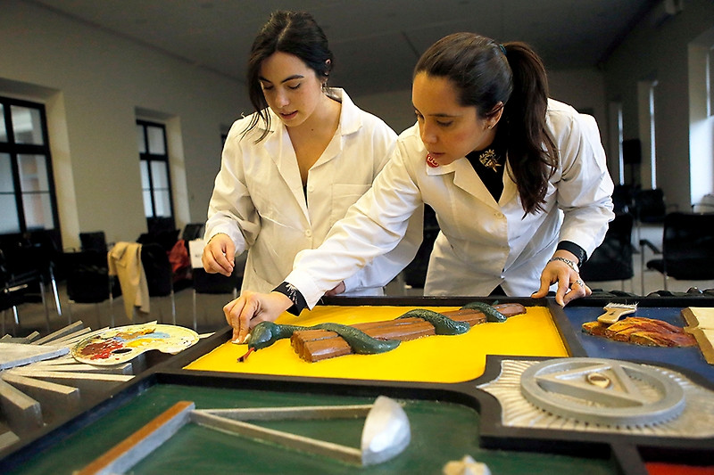 Belen Fuentes y Francisca Pemjean , integrantes del equipo de restauradoras dirigido por la profesora Johanna Theile.