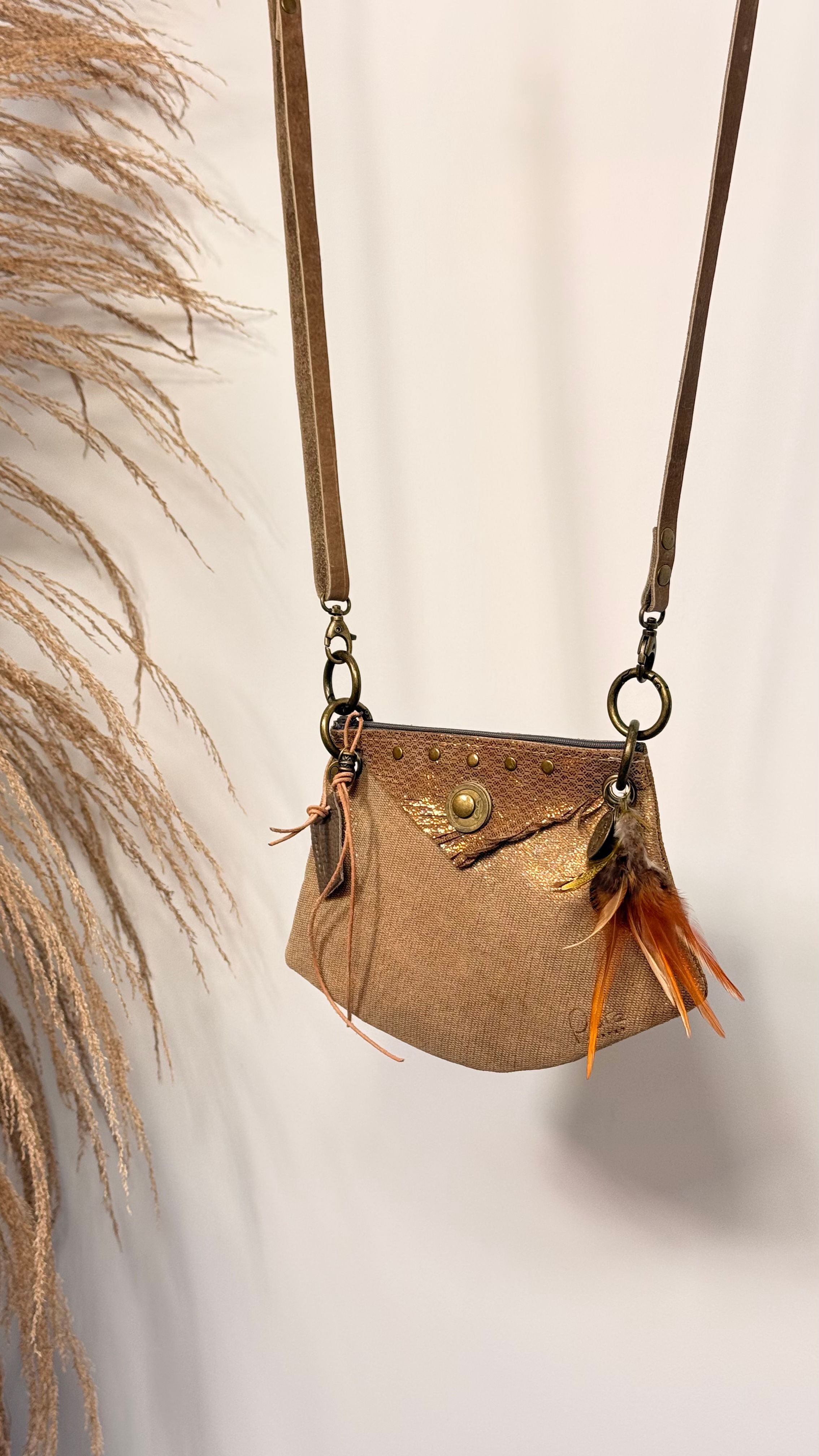 Goudkleurig leren schoudertasje  met studs - Handgemaakt 