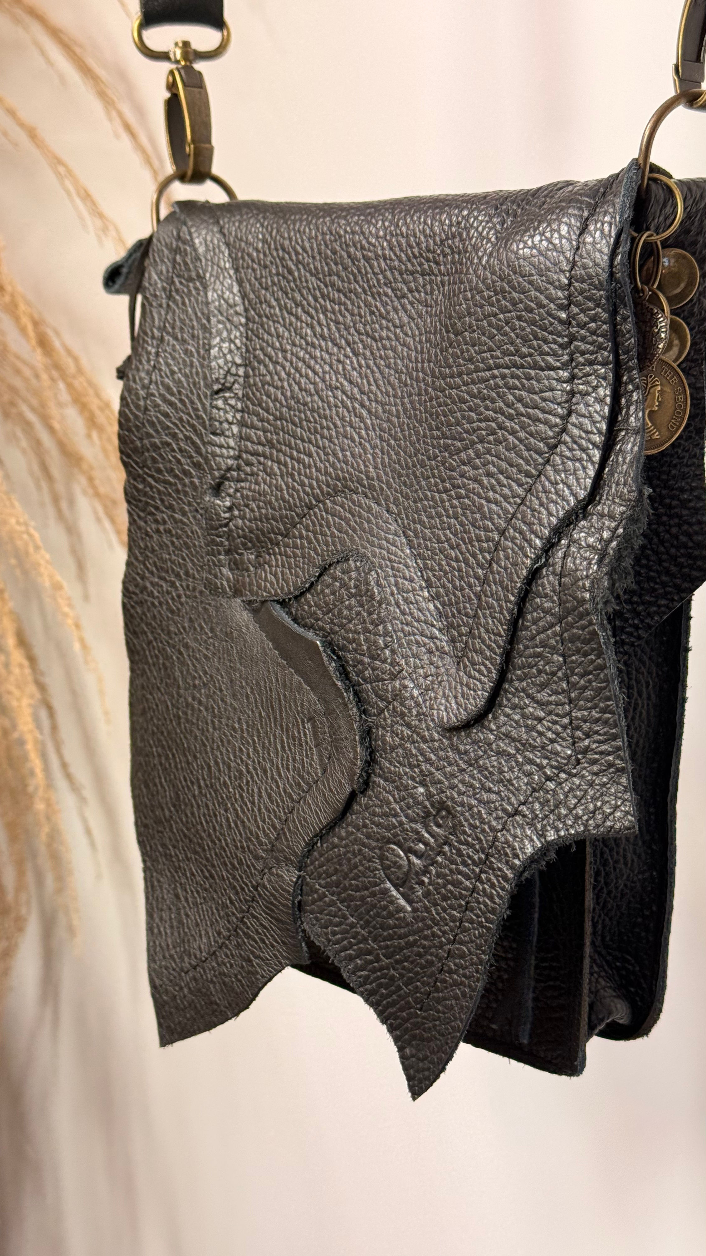 Klein zwart leren schoudertasje - Handgemaakt