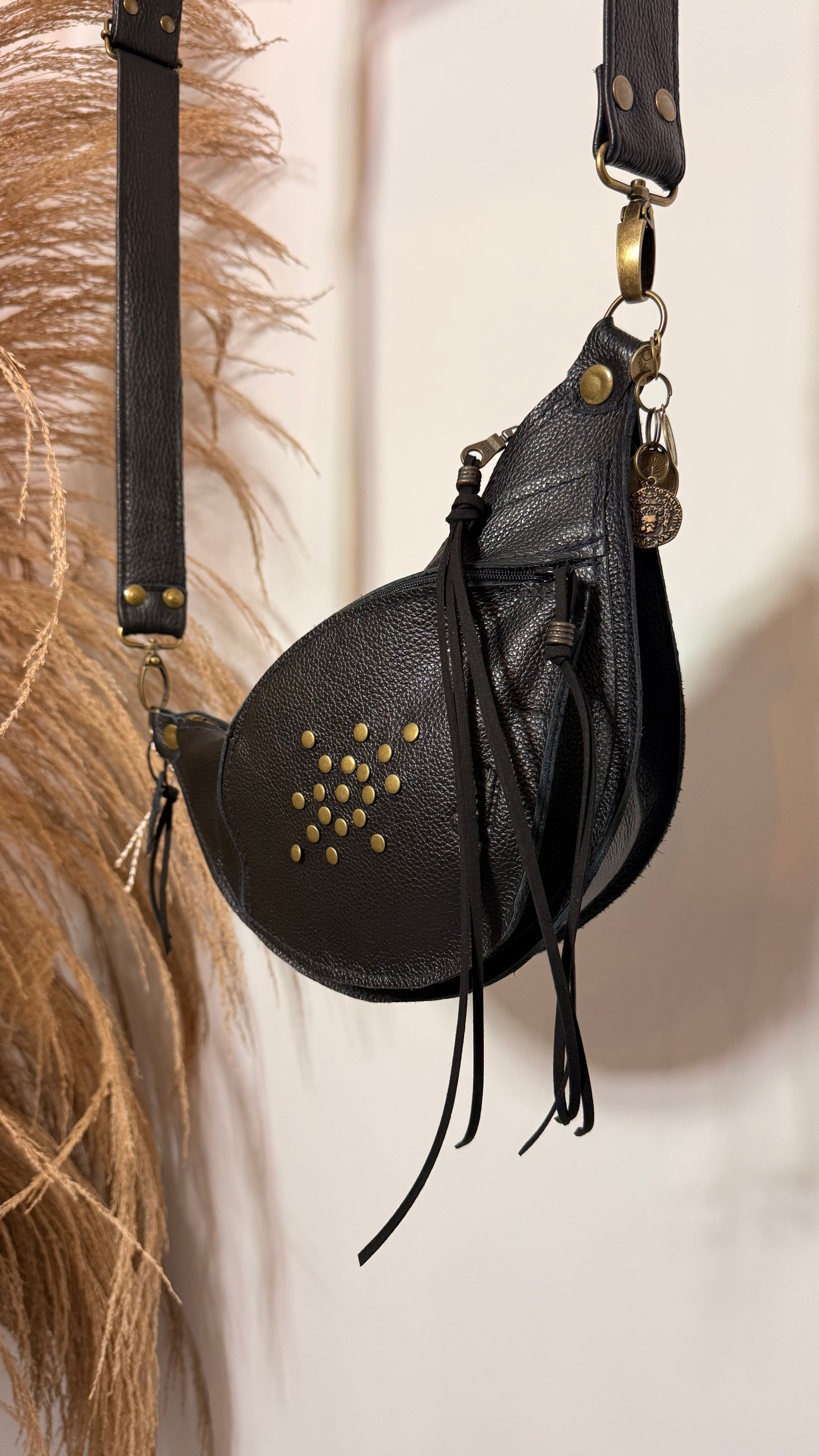 Zwarte leren schoudertas met studs  - Handgemaakt 
