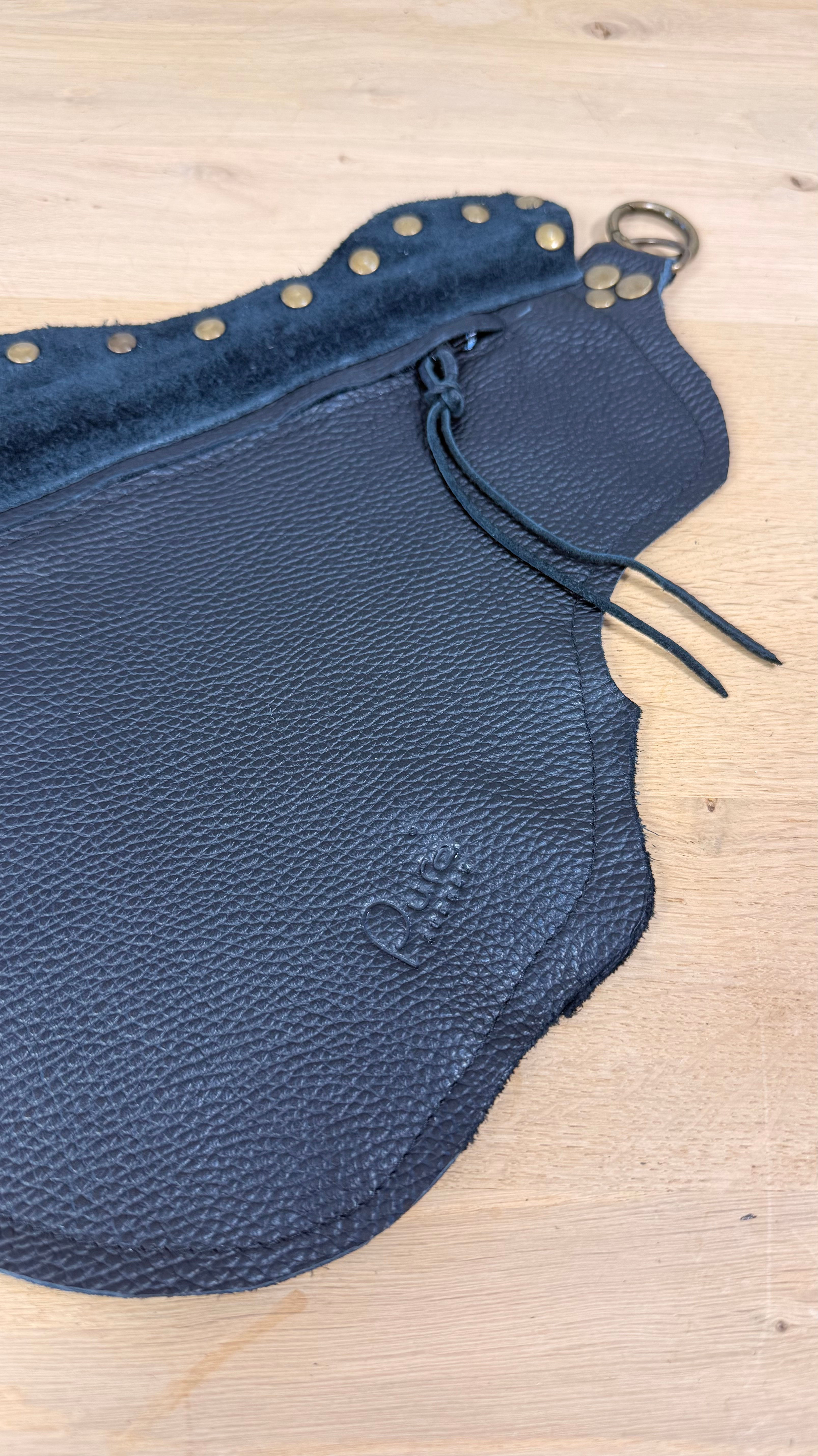 Zwart leren Jeans tasje met studs - handgemaakt