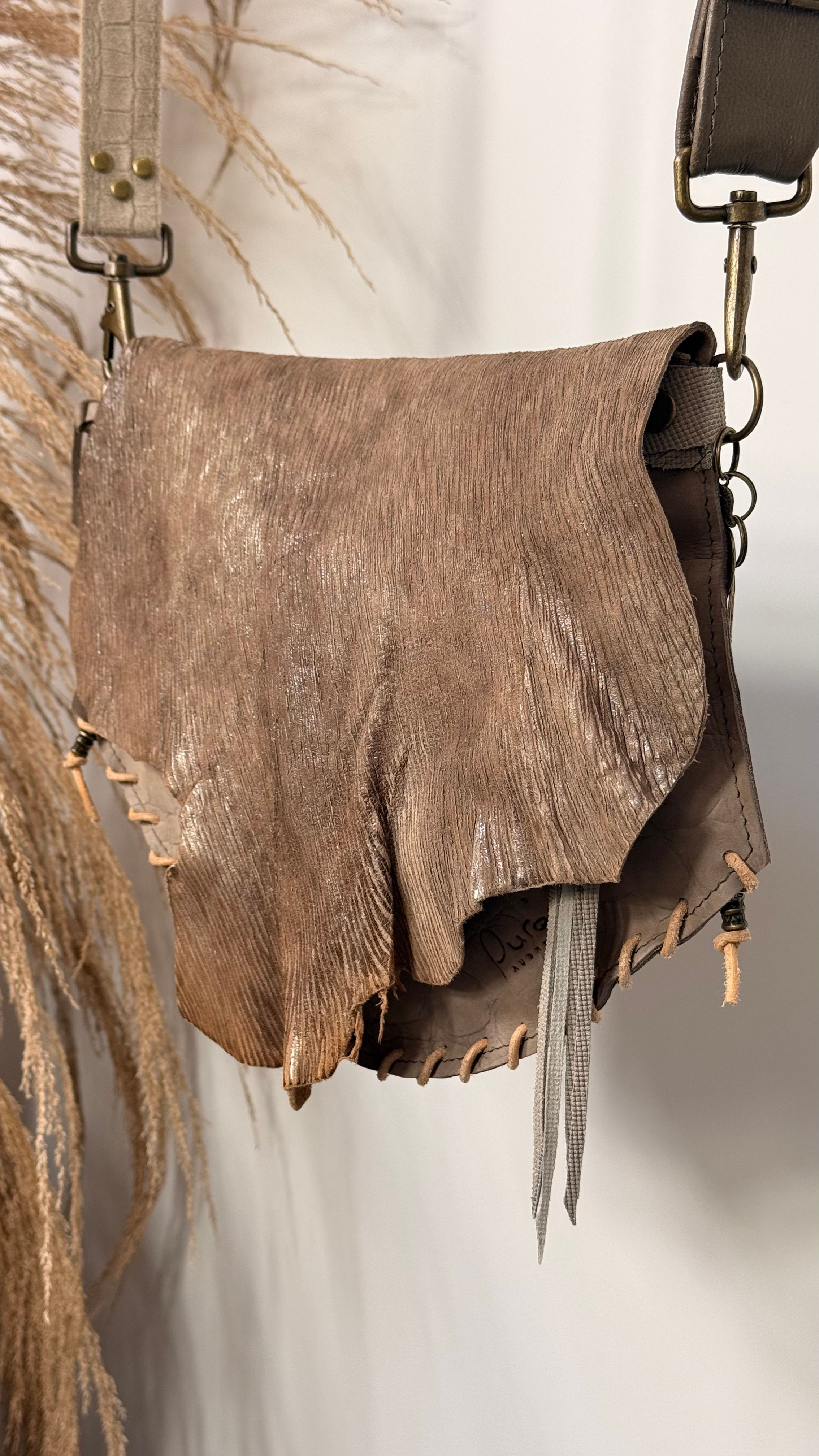 Taupe kleurige leren schoudertasje  - Handgemaakt 