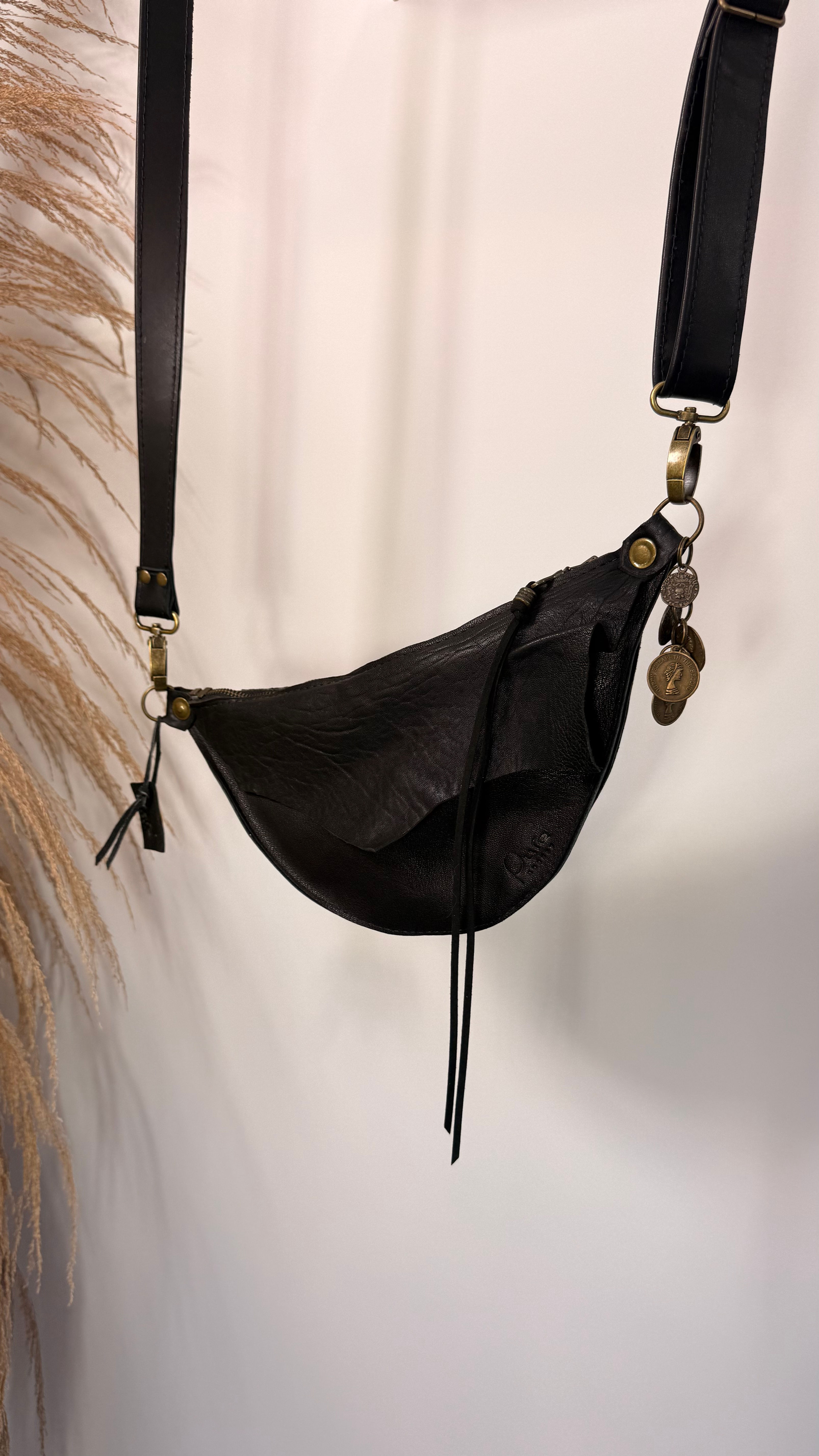 Zwarte leren schoudertas - handgemaakt 