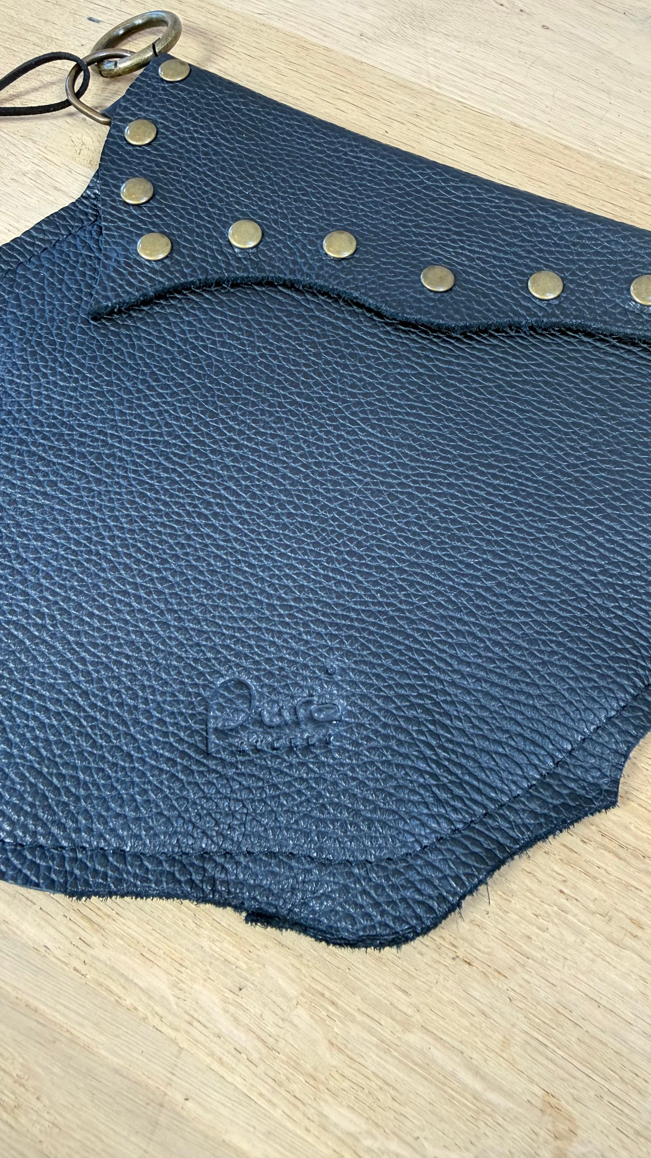 Zwart leren Jeans tasje met studs - handgemaakt