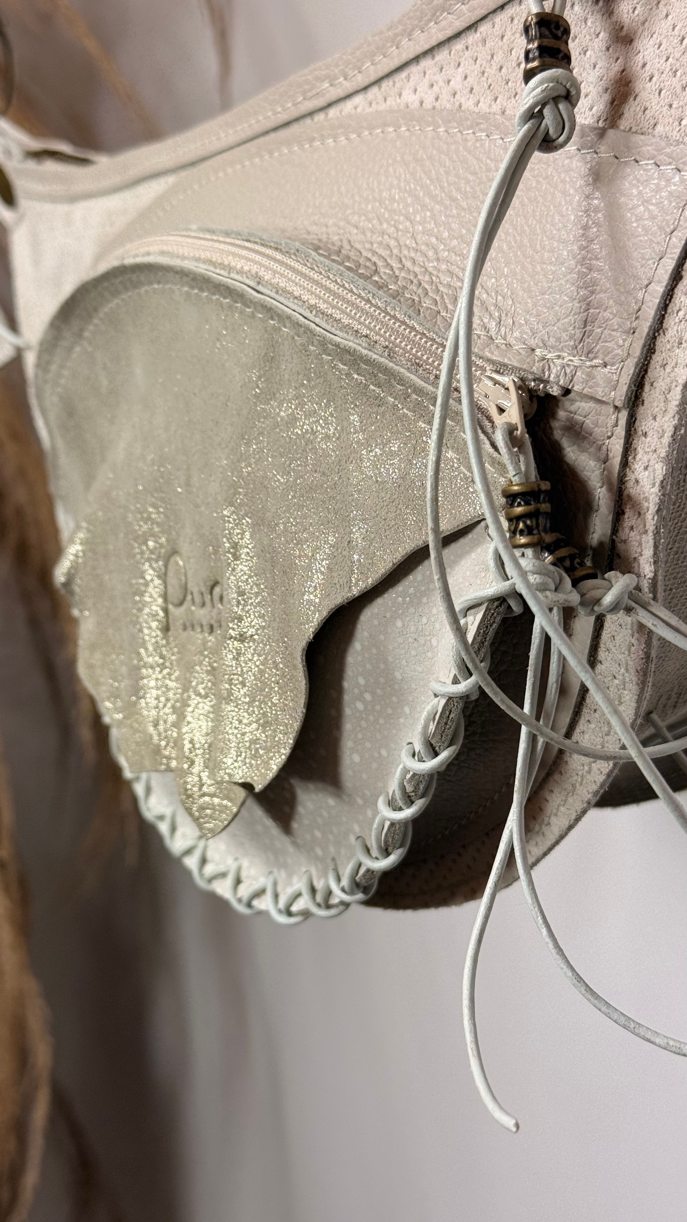 Ecru leren schoudertas  met leren koord - Handgemaakt 