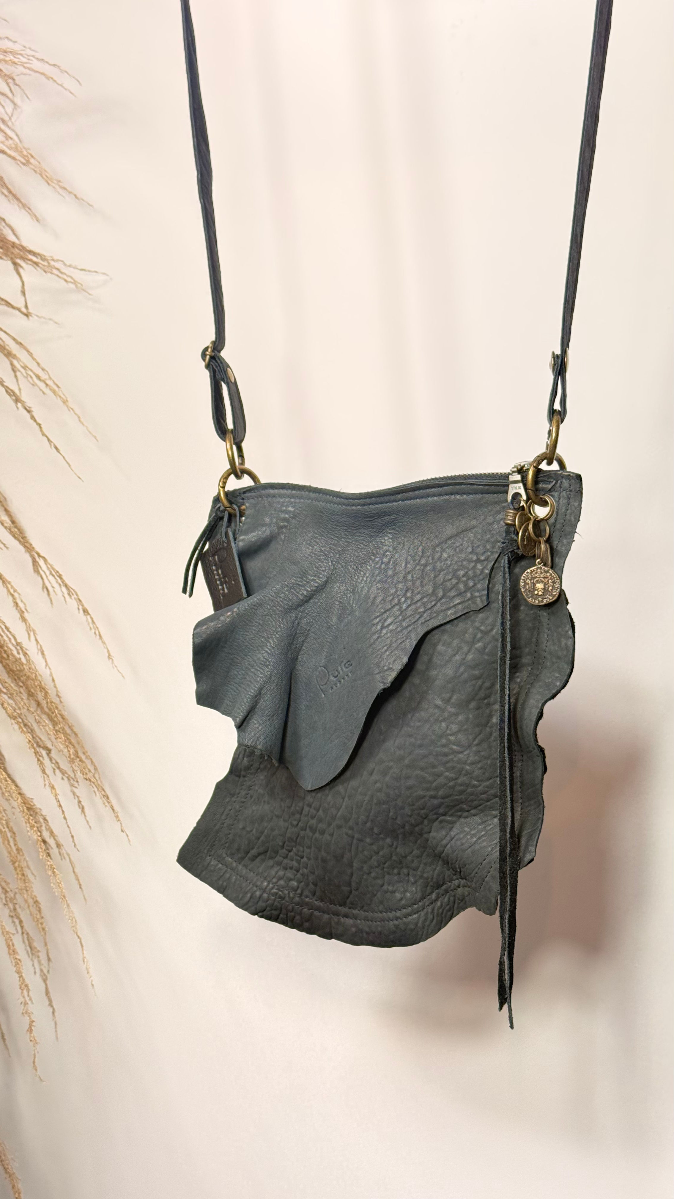 Klein mat zwart leren schoudertasje  - Handgemaakt 