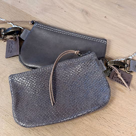 Handgemaakte lederen dames clutch portemonnee met polsband in rosé goud - België Handgemaakte lederen dames clutch portemonnee met polsband in rosé goud - België