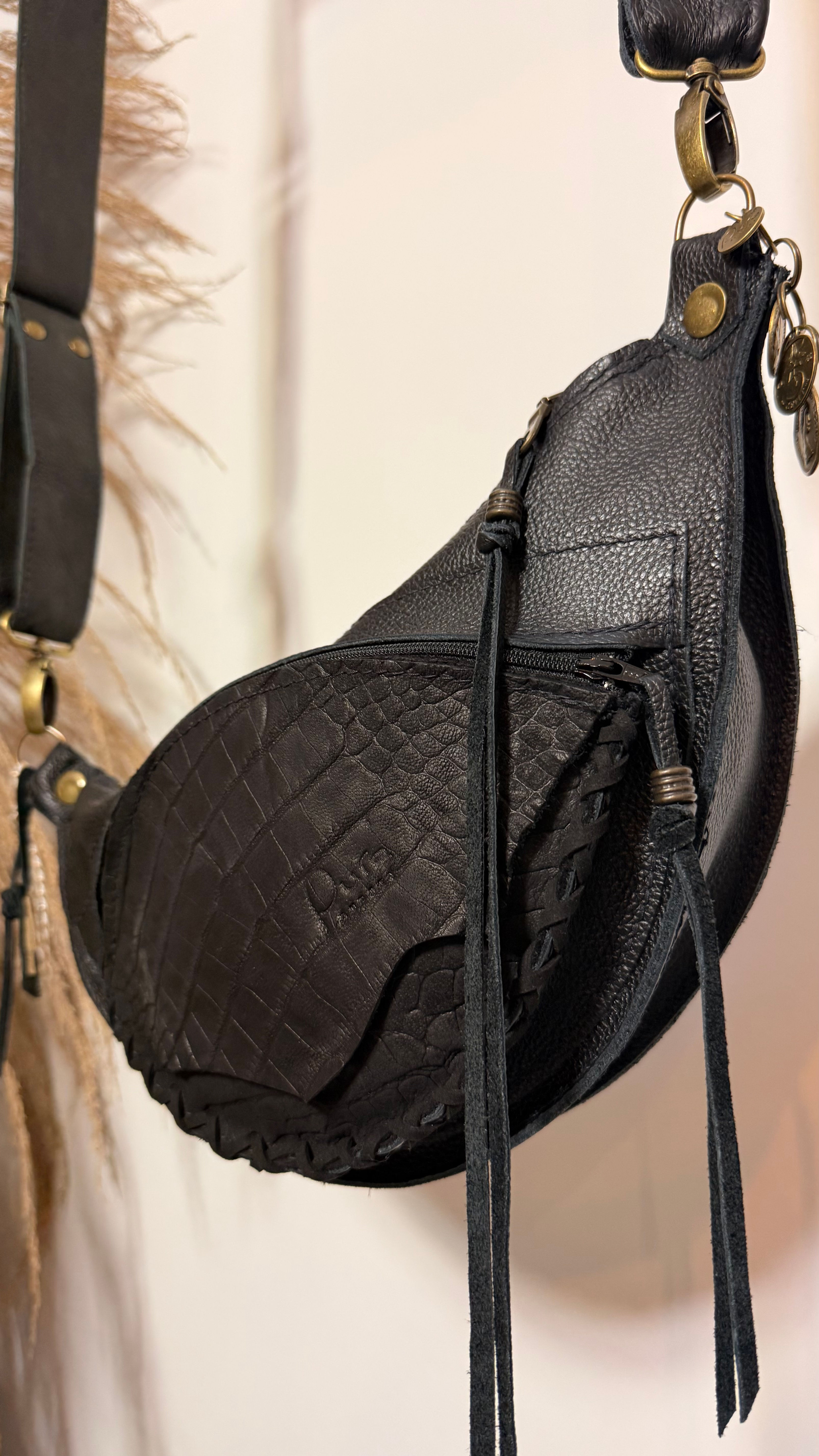 Zwarte leren schoudertas met voorvak - handgemaakt 