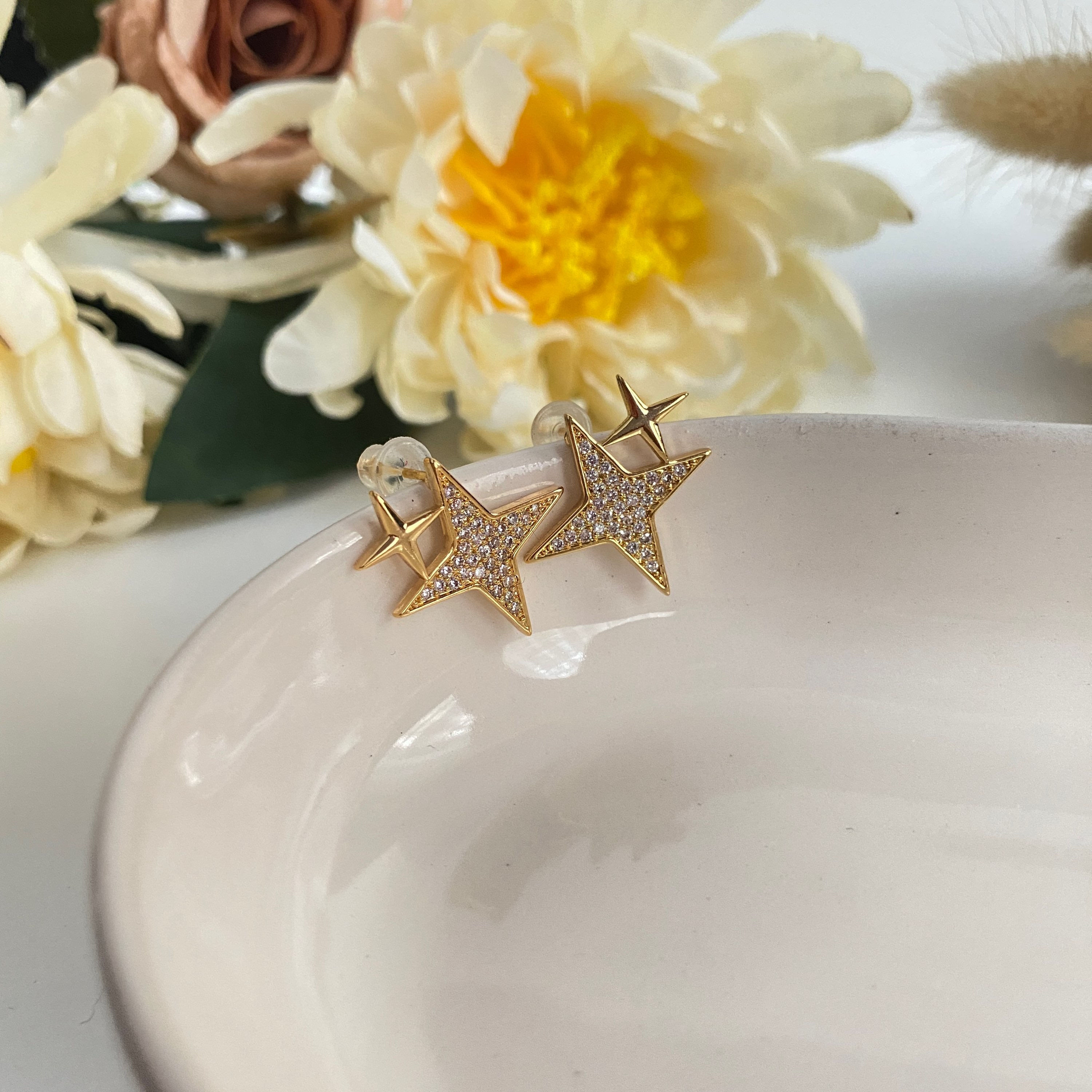 Gold Yıldız Detaylı Küpe