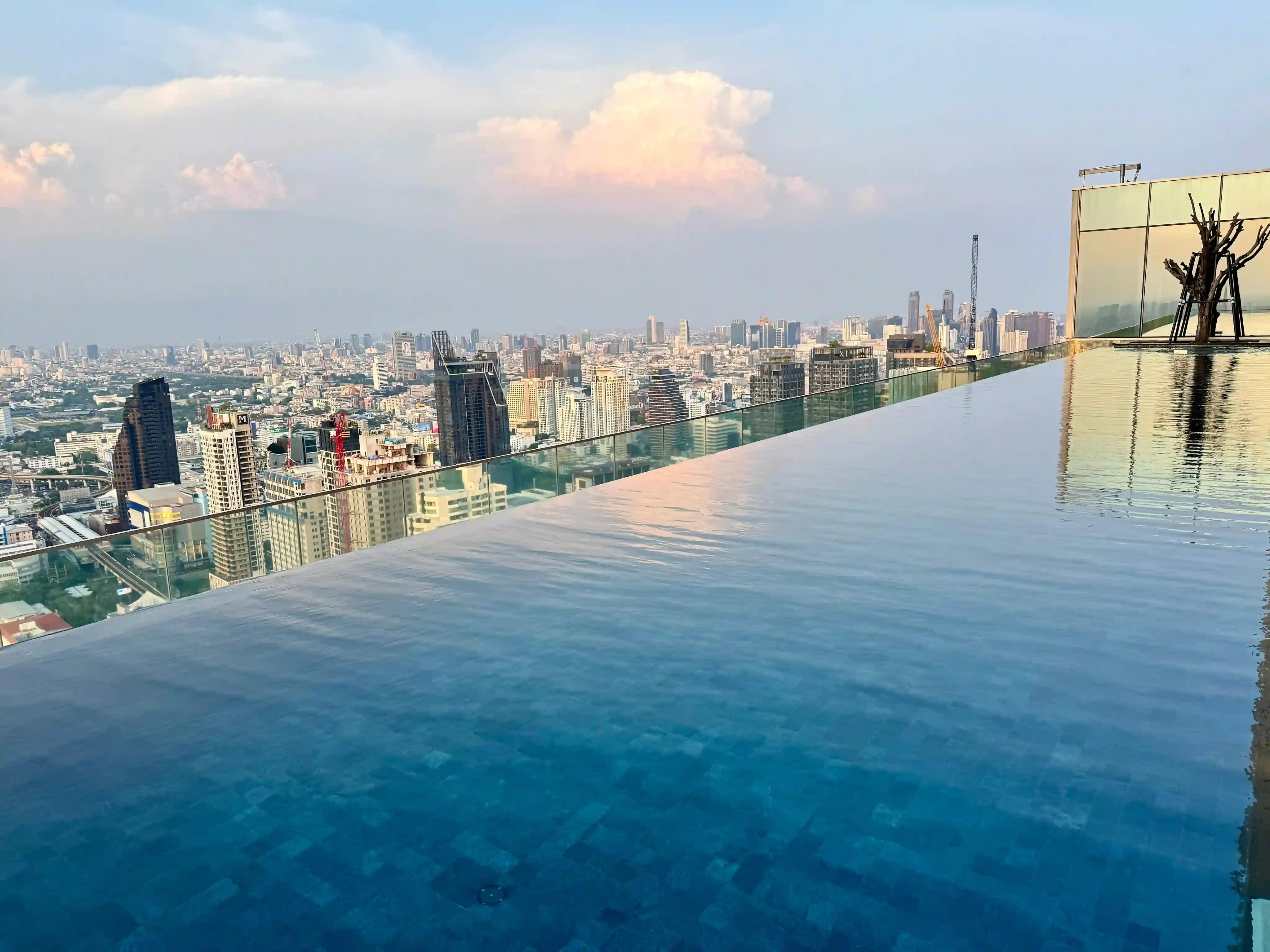 Piscine infinity rooftop vue Bangkok Thaïlande