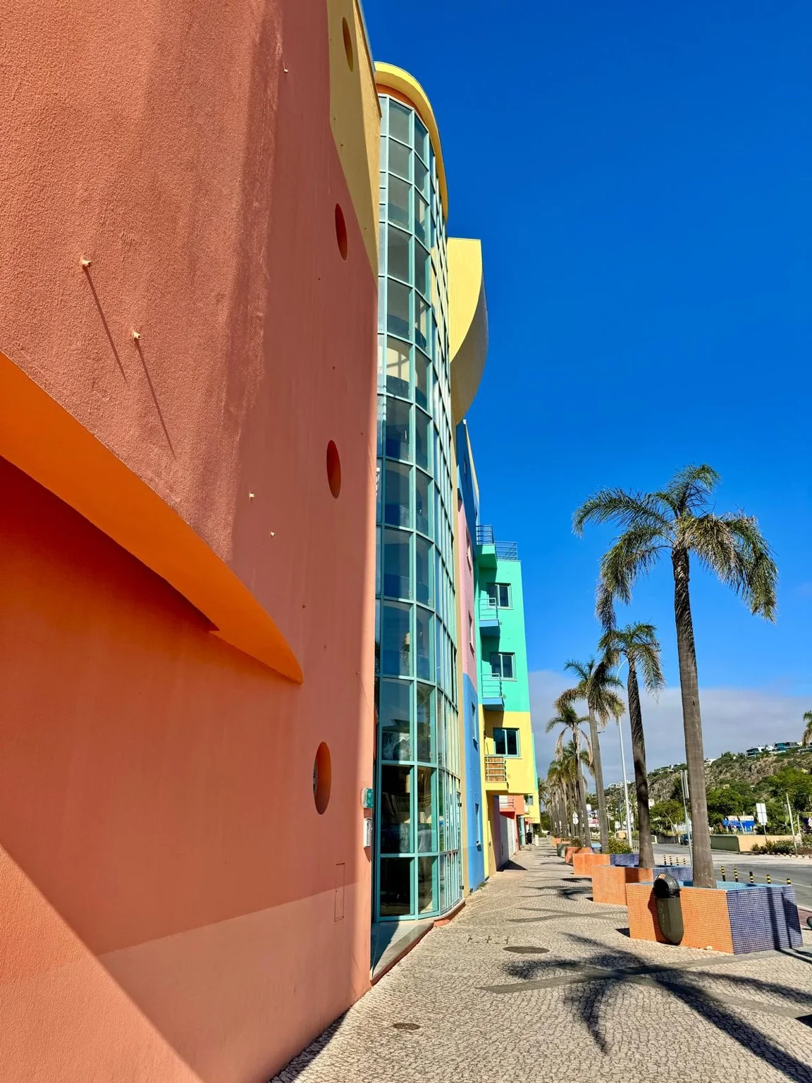 Bâtiments colorés palmiers promenade Albufeira Algarve Portugal