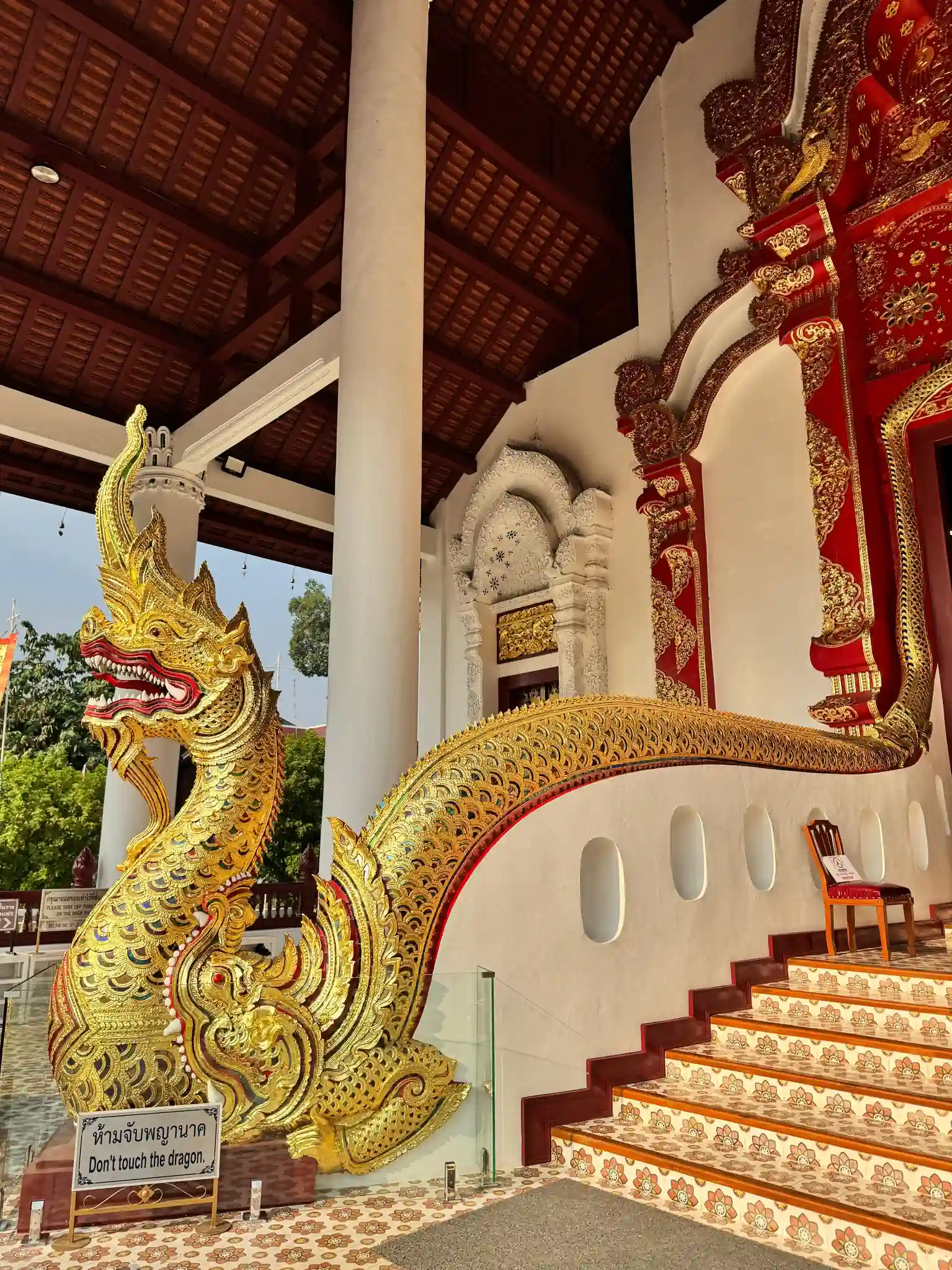 Dragon doré escalier temple bouddhiste Chiang Mai Thaïlande