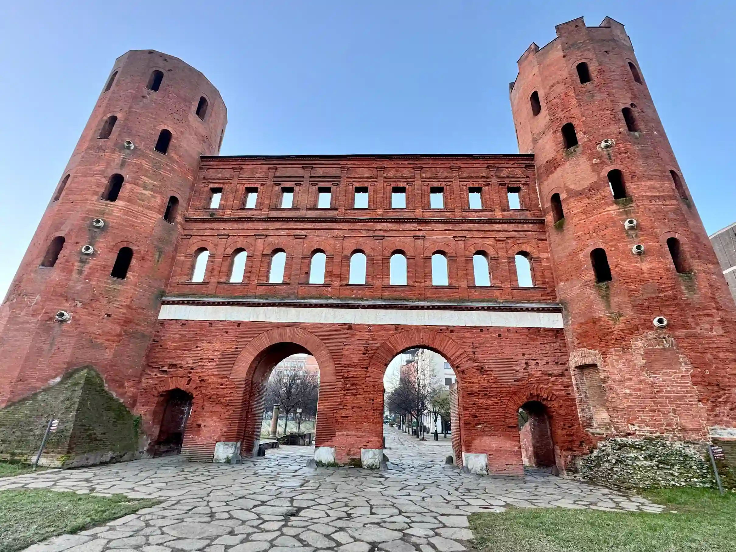 Porte romaine tours briques Turin Italie