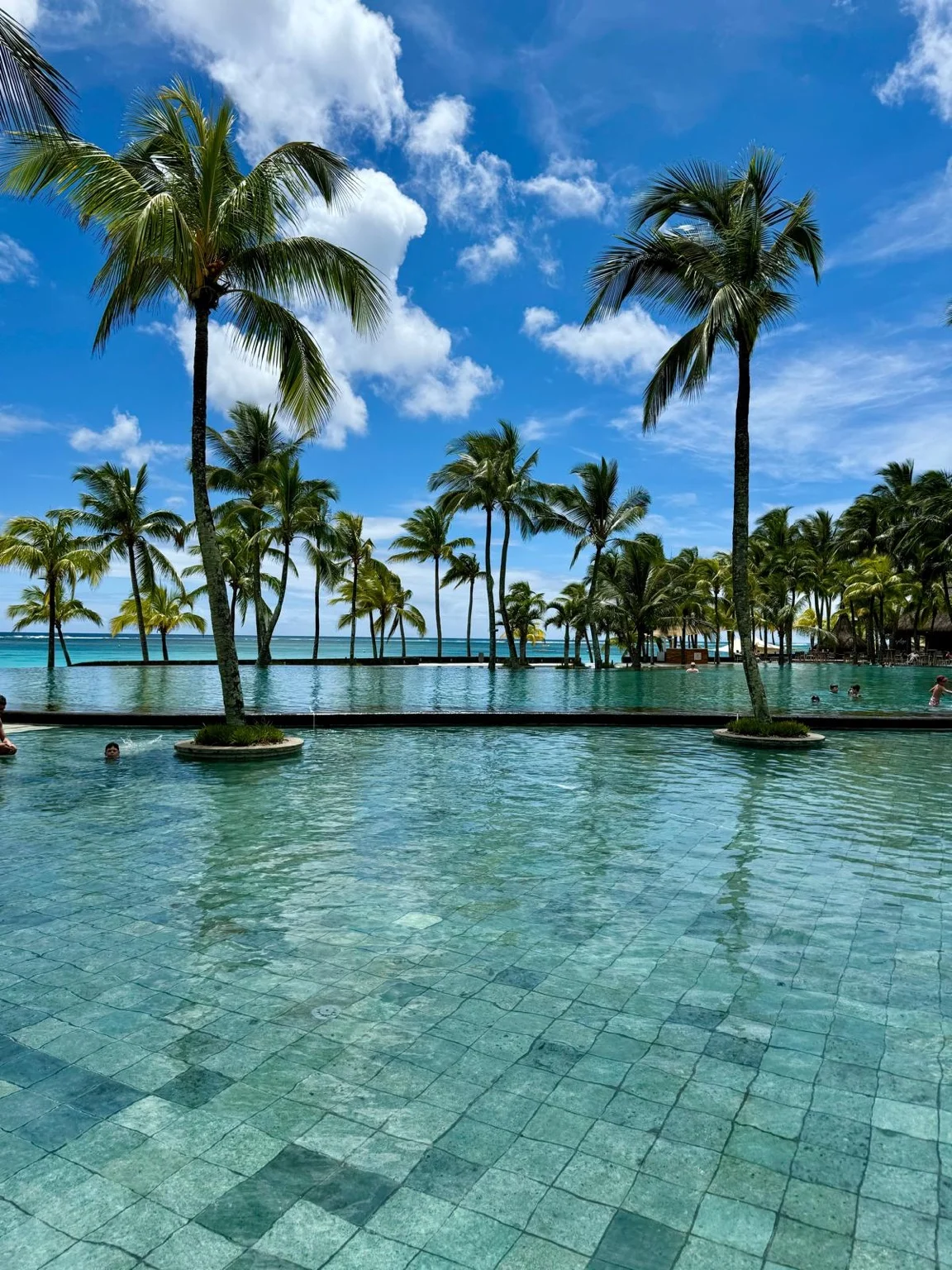 Piscine débordement océan Indien Beachcomber Trou aux Biches île Maurice