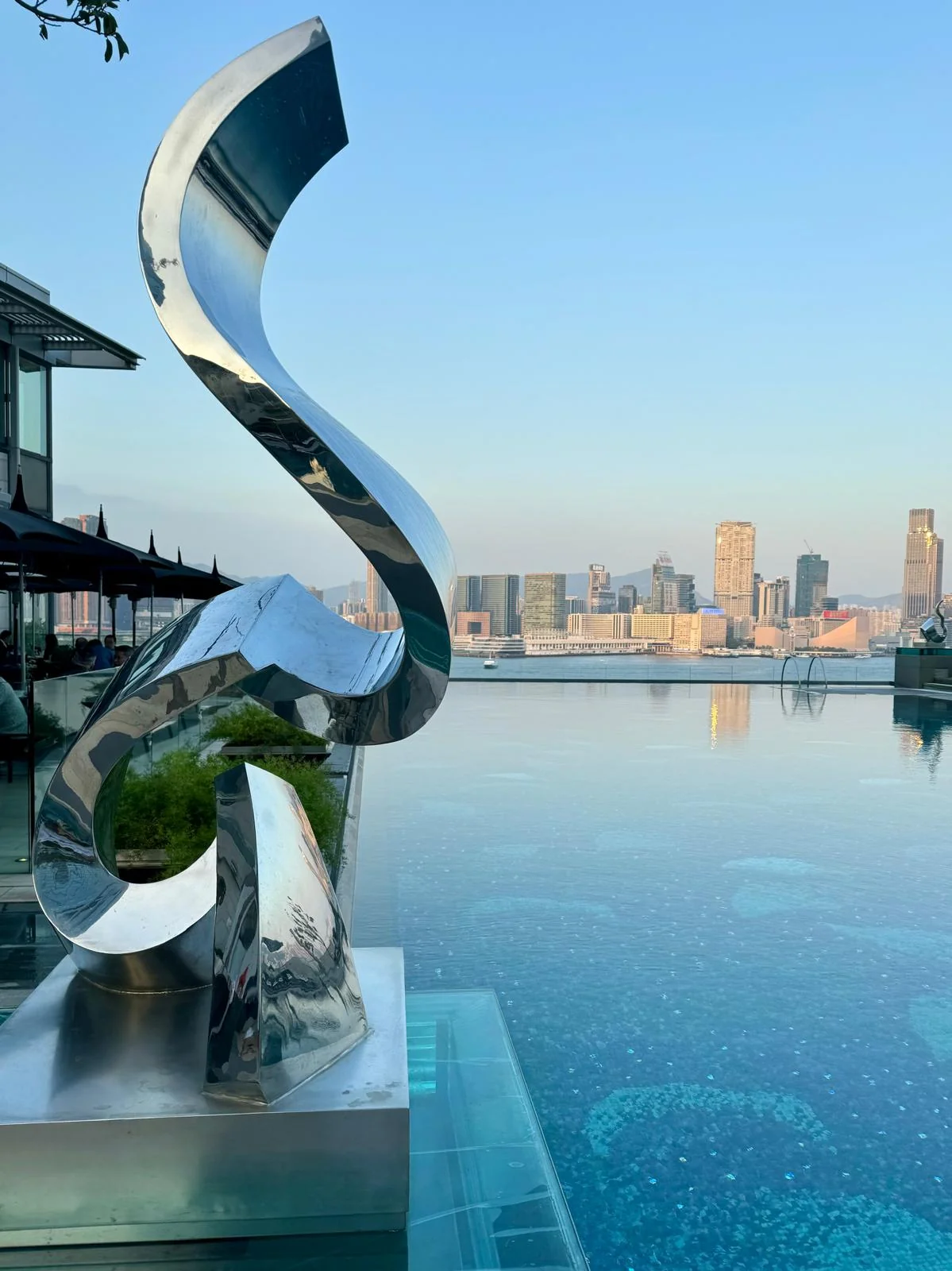 Sculpture contemporaine rooftop Four Seasons Hong Kong
