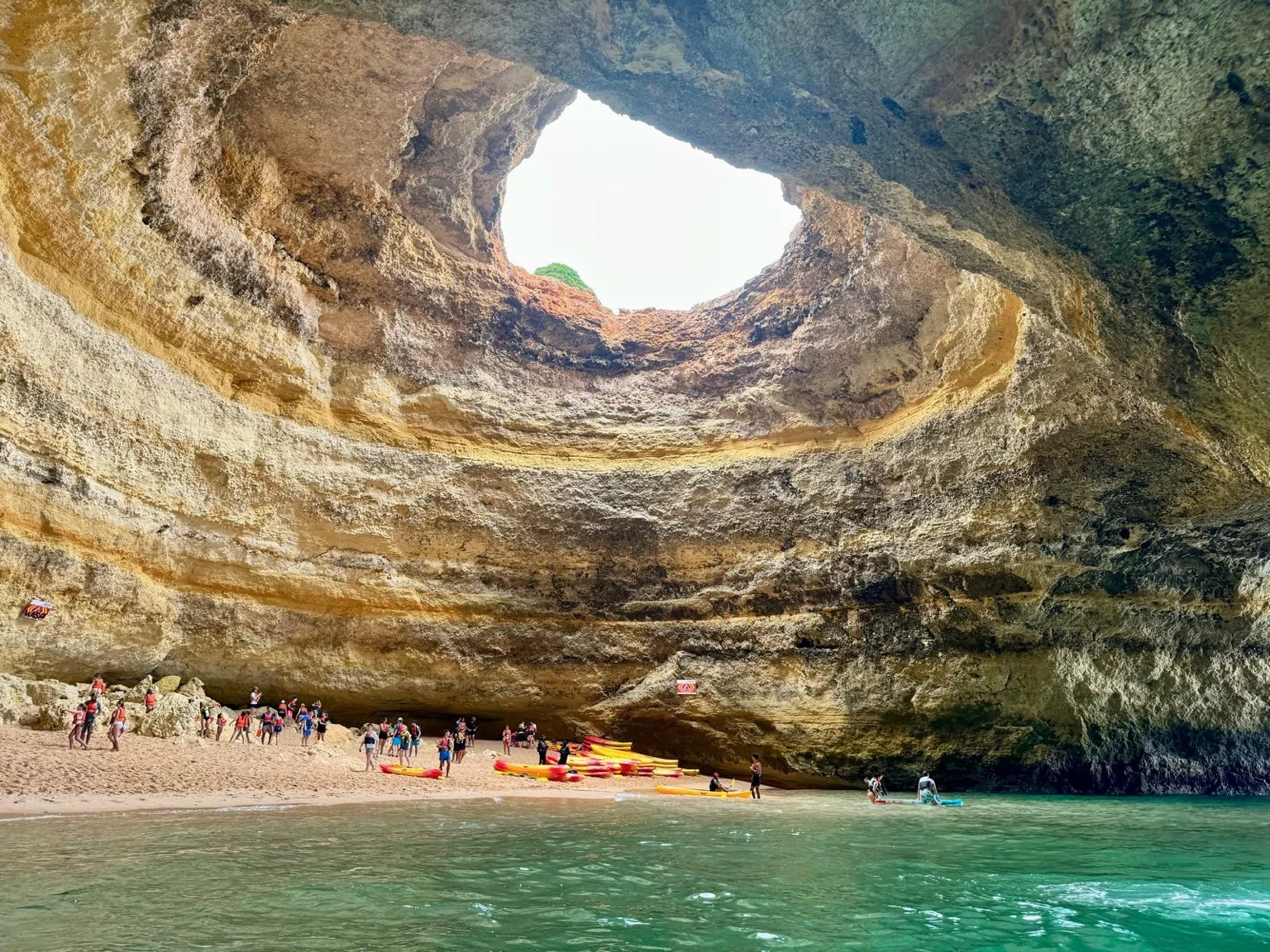 Grotte Benagil plage intérieure kayaks visiteurs Albufeira Algarve Portugal