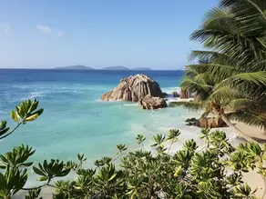 Plage sauvage rochers granit végétation La Digue Seychelles
