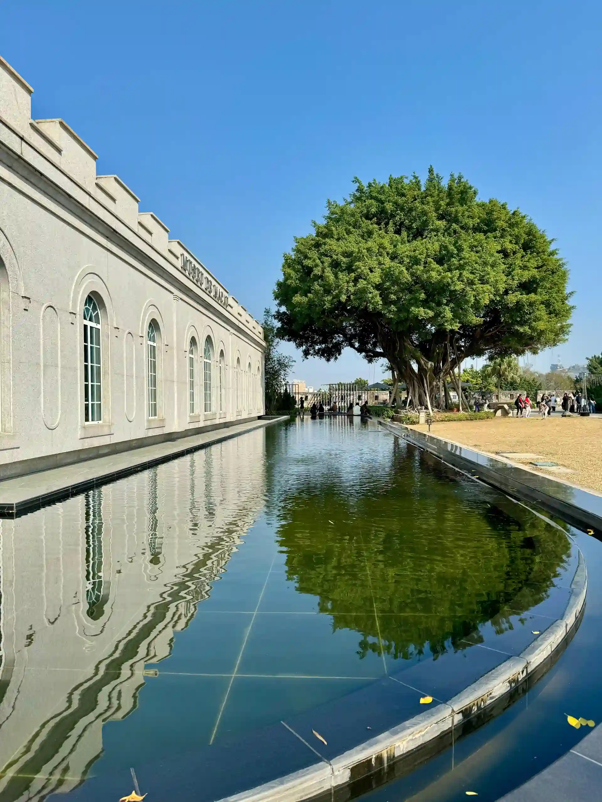 Musée Art Macao bassin reflet architecture