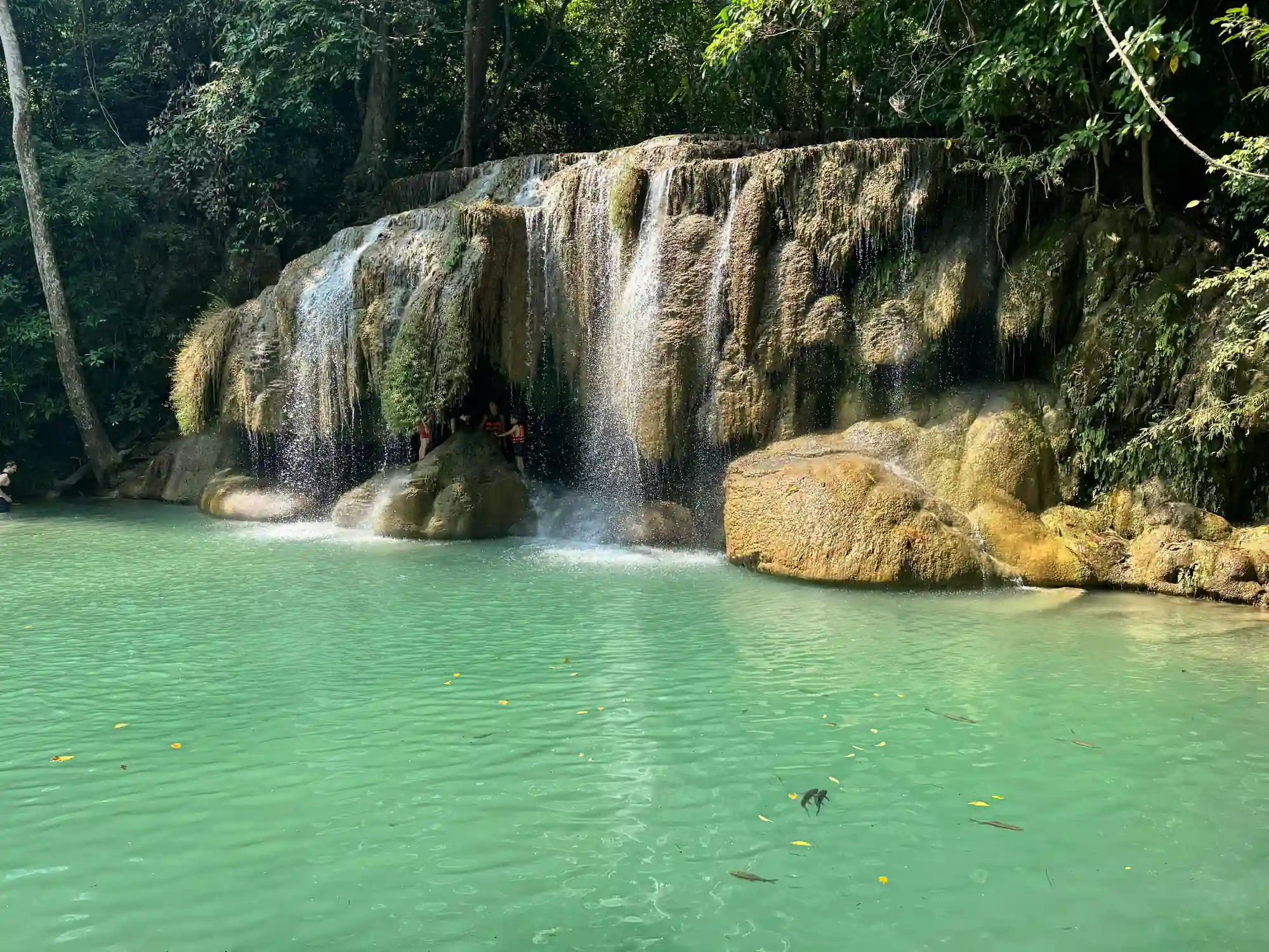 Cascade principale Erawan eau turquoise Kanchanaburi Thaïlande