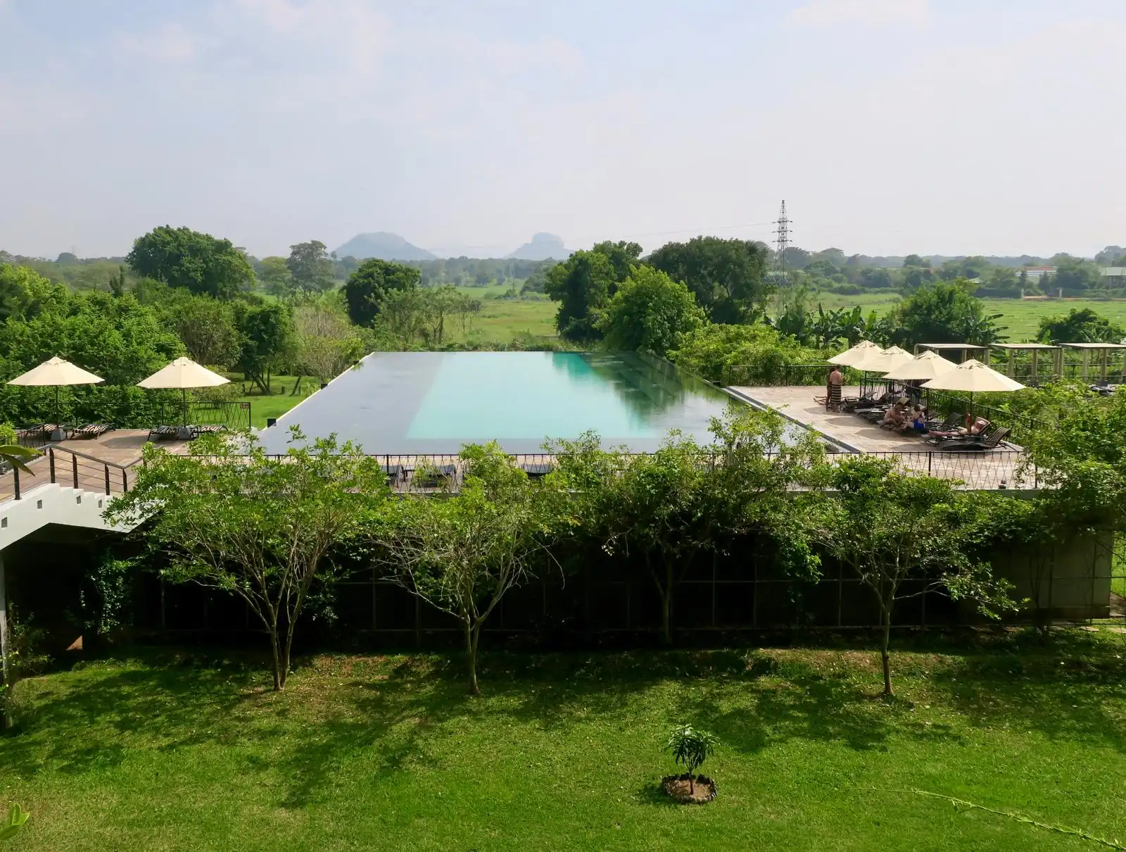 Piscine débordement hôtel luxe Sri Lanka
