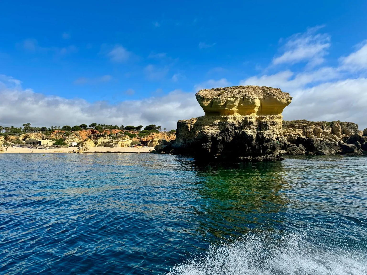 Falaise rocheuse mer azur Albufeira Algarve Portugal