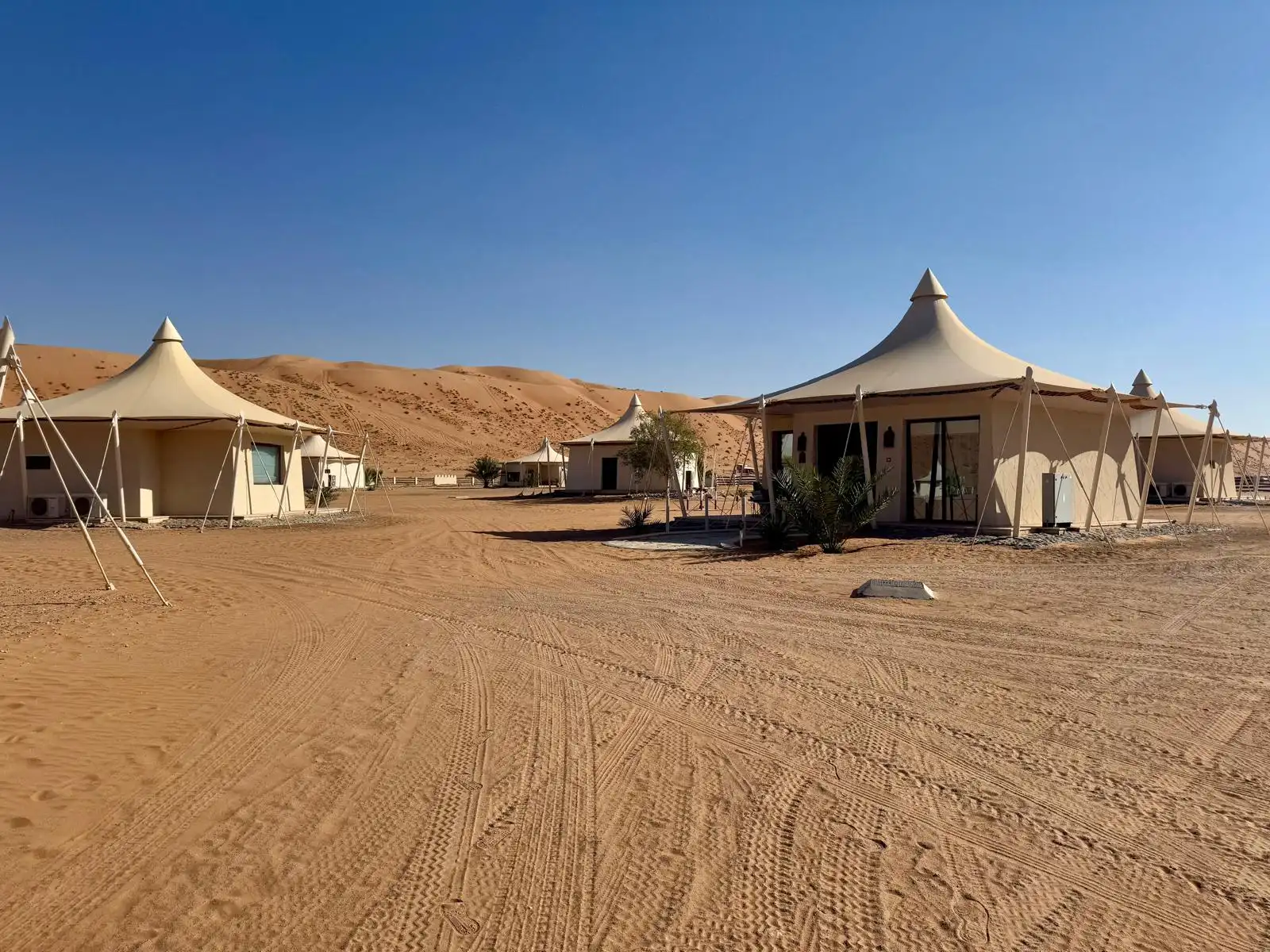 Tentes glamping dunes orangées Wahiba Sands Oman