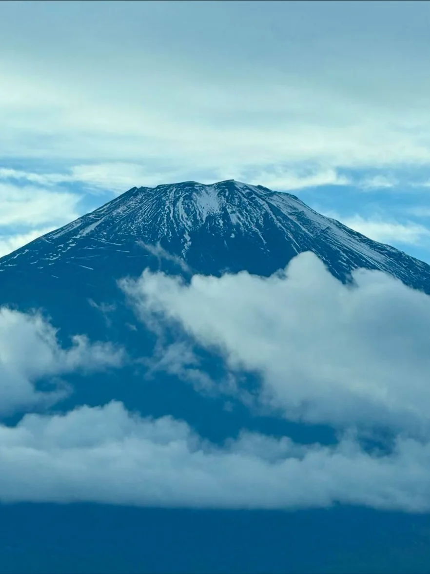Sommet enneigé Mont Fuji dans les nuages Japon