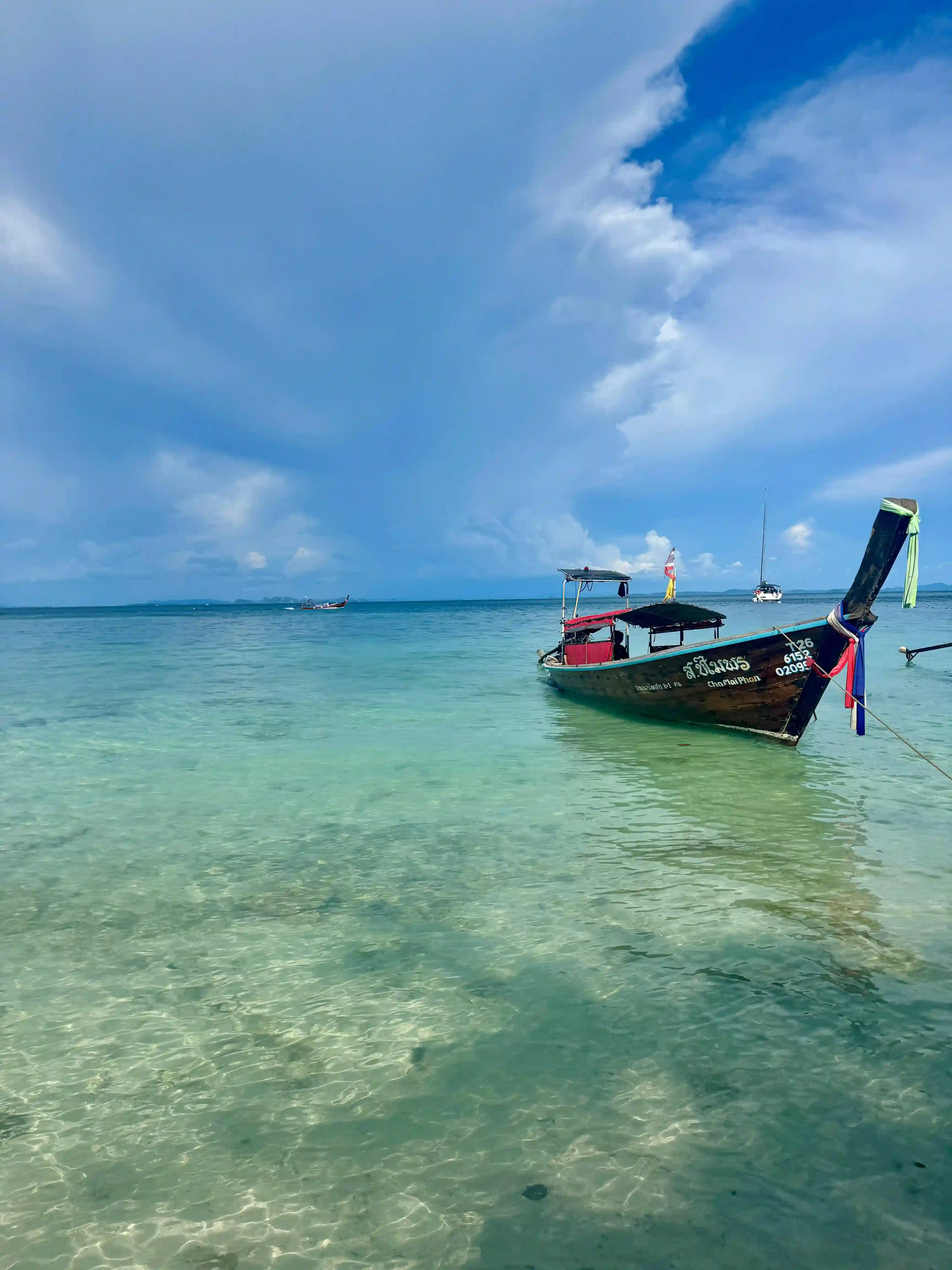Bateau long tail plage eau turquoise Krabi Thaïlande