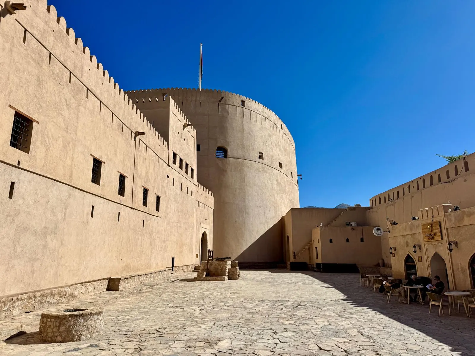 Cour pavée remparts pisé fort Nizwa Oman