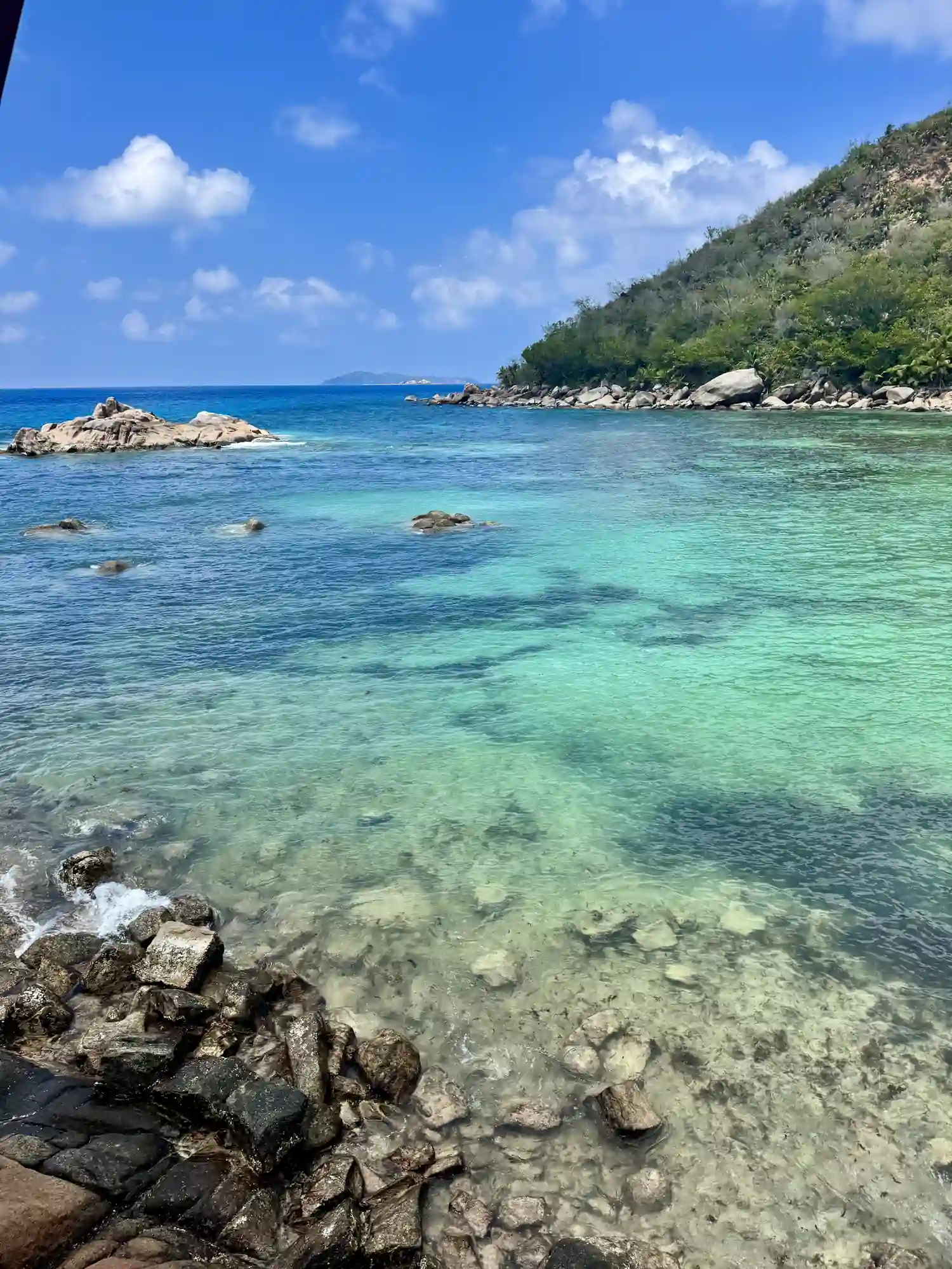 Crique eaux transparentes rochers côte Praslin Seychelles
