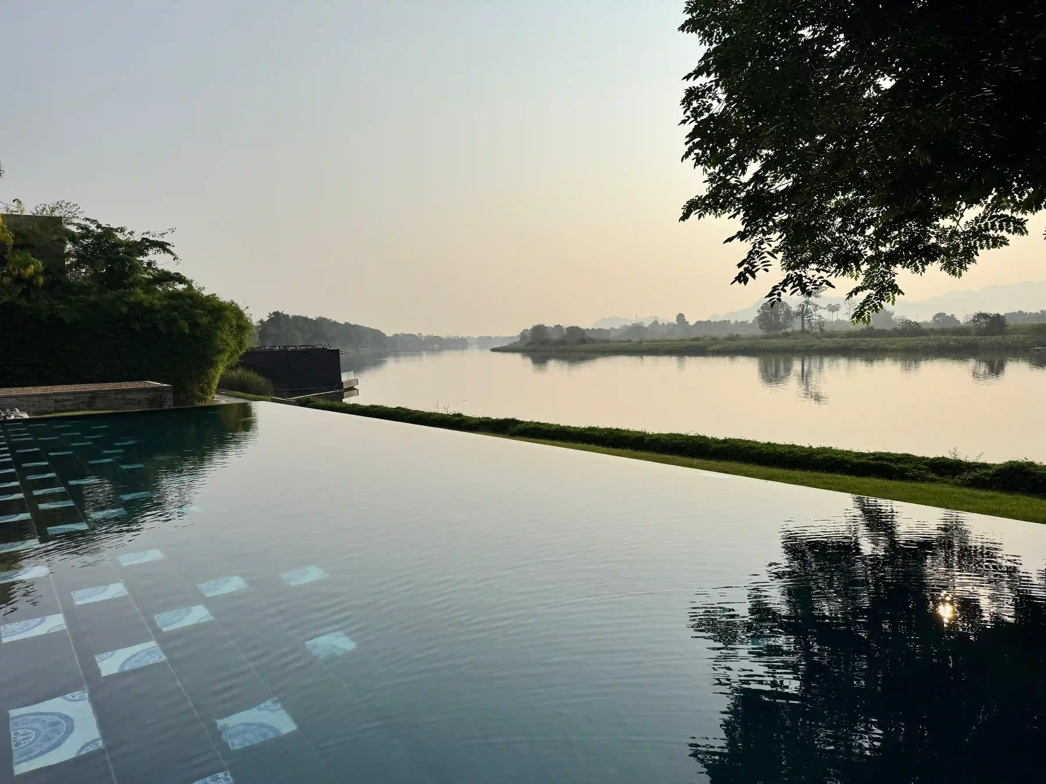 Piscine infinity rivière Kwaï Kanchanaburi Thaïlande