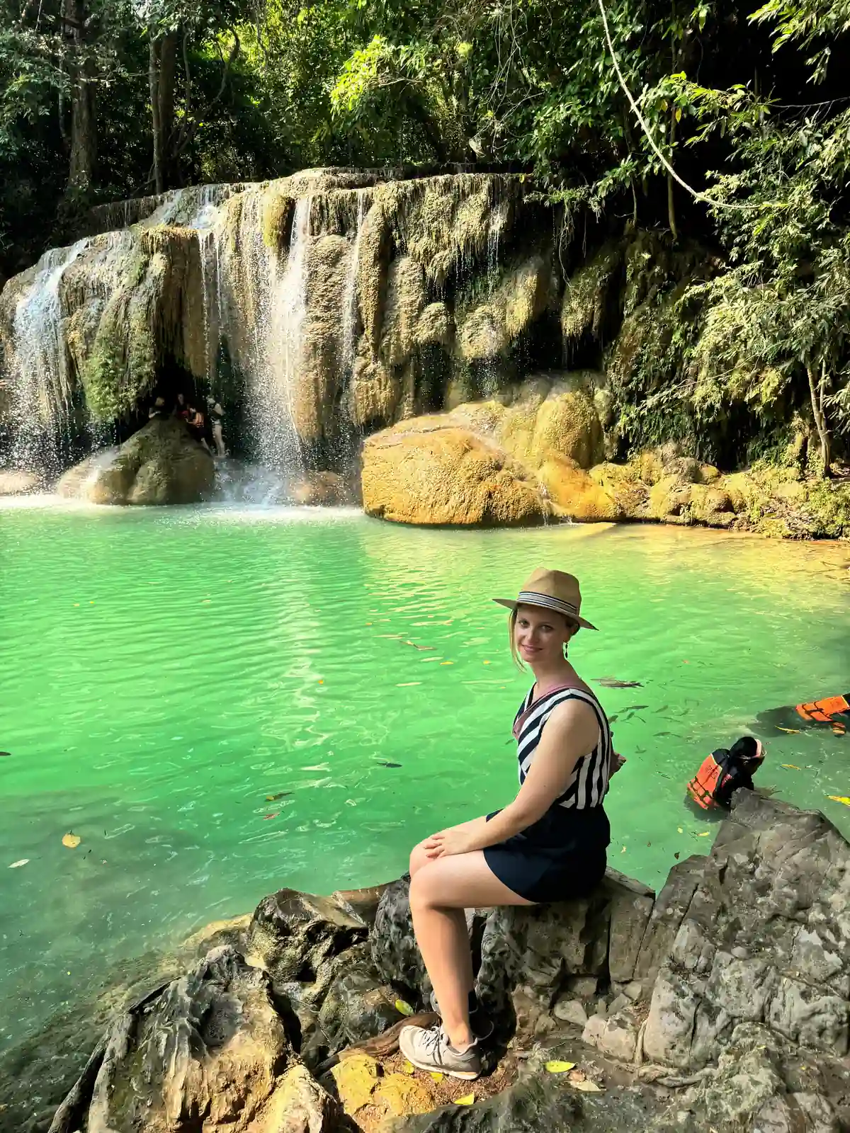 Femme baignade cascade Erawan eau verte Kanchanaburi Thaïlande