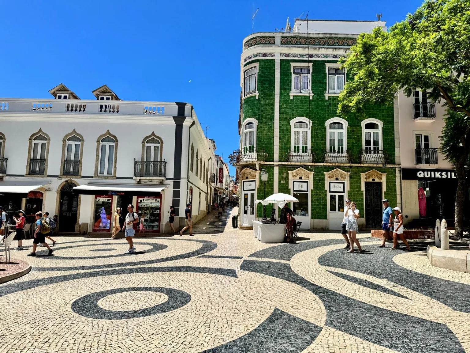 Place piétonne pavés noir blanc centre historique Lagos Algarve