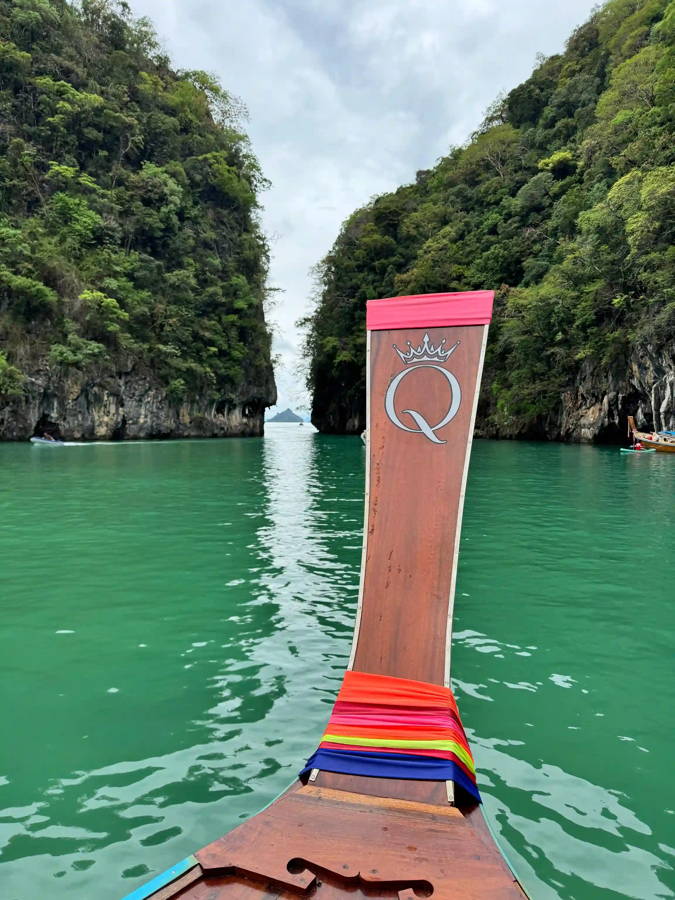 Bateau long tail lagon falaises Krabi Thaïlande