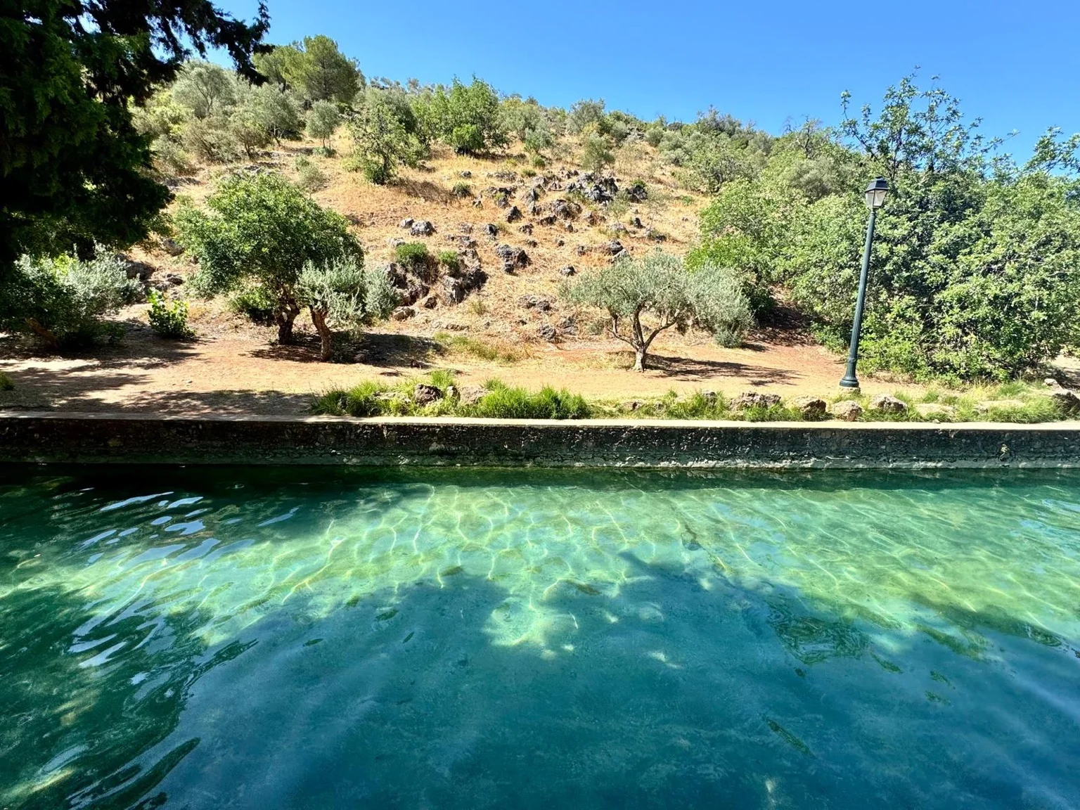 Eau cristalline rivière colline Fonte Grande Alte Algarve Portugal