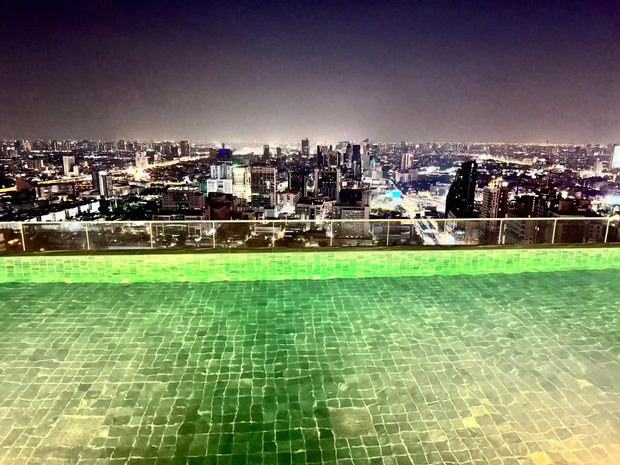 Rooftop piscine nuit vue Bangkok Thaïlande
