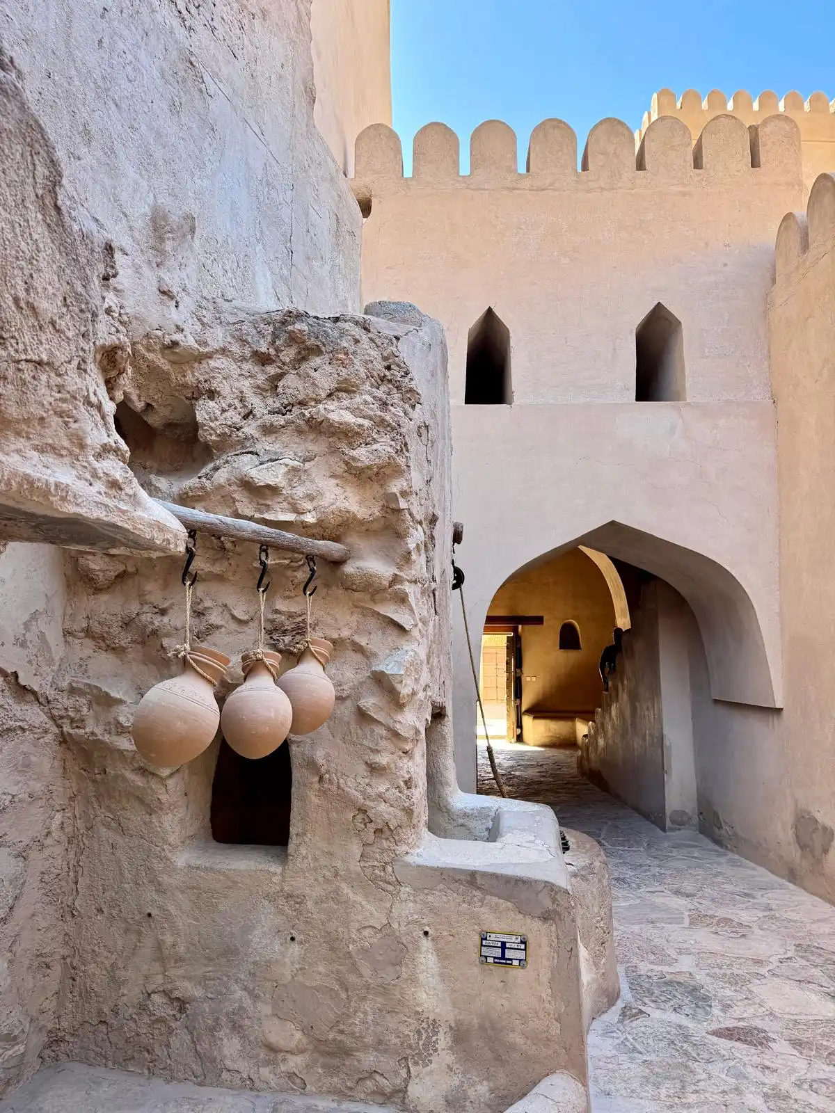 Poteries terre cuite suspendues couloirs fort Nizwa Oman