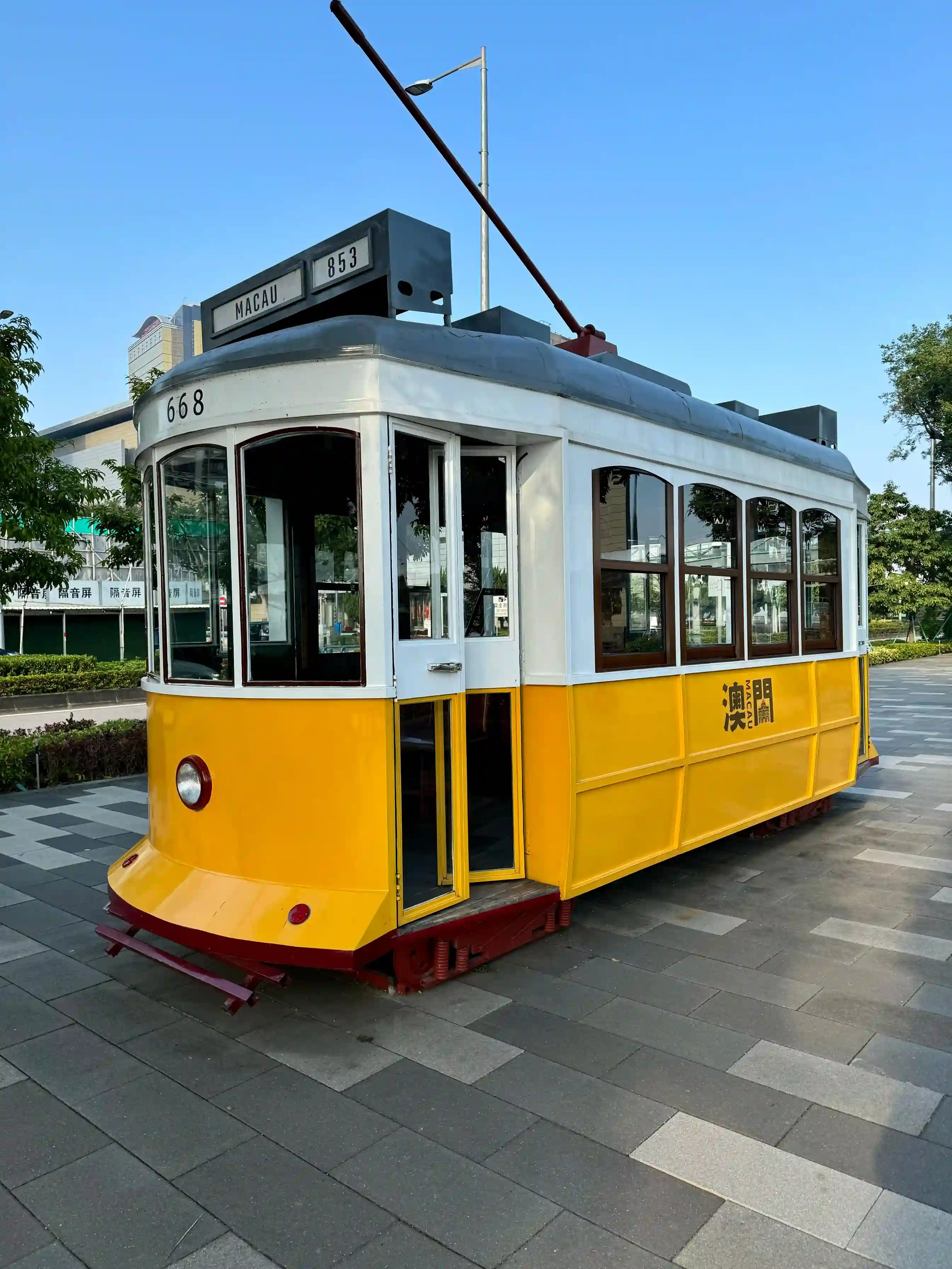 Tramway vintage jaune patrimoine Macao Chine