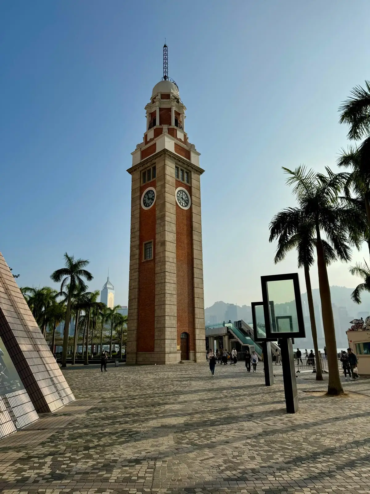 Tour horloge Tsim Sha Tsui palmiers Hong Kong