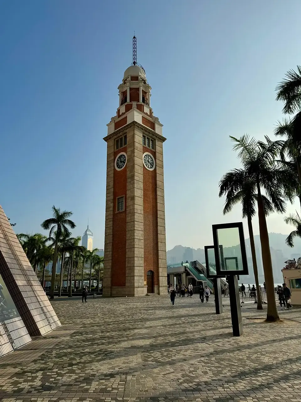 Tour horloge Tsim Sha Tsui palmiers Hong Kong