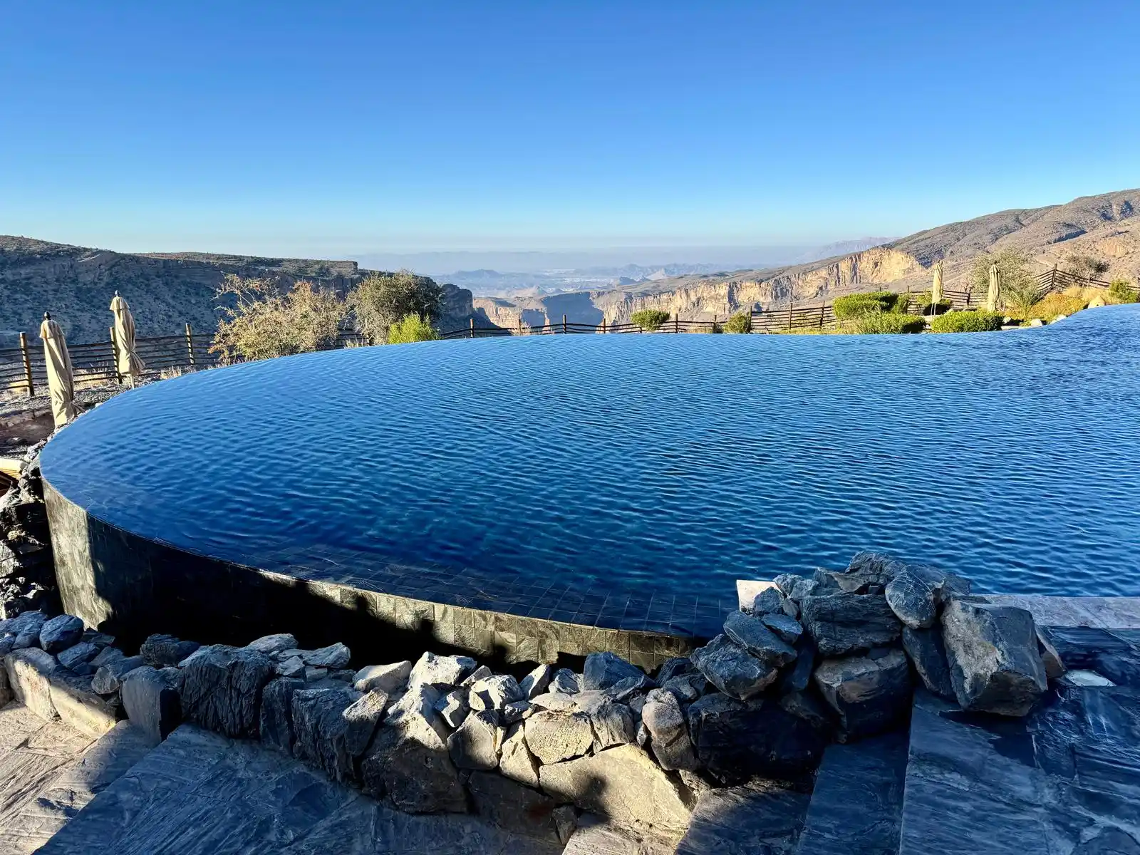 Piscine débordement montagnes Alila Jabal Akhdar Oman