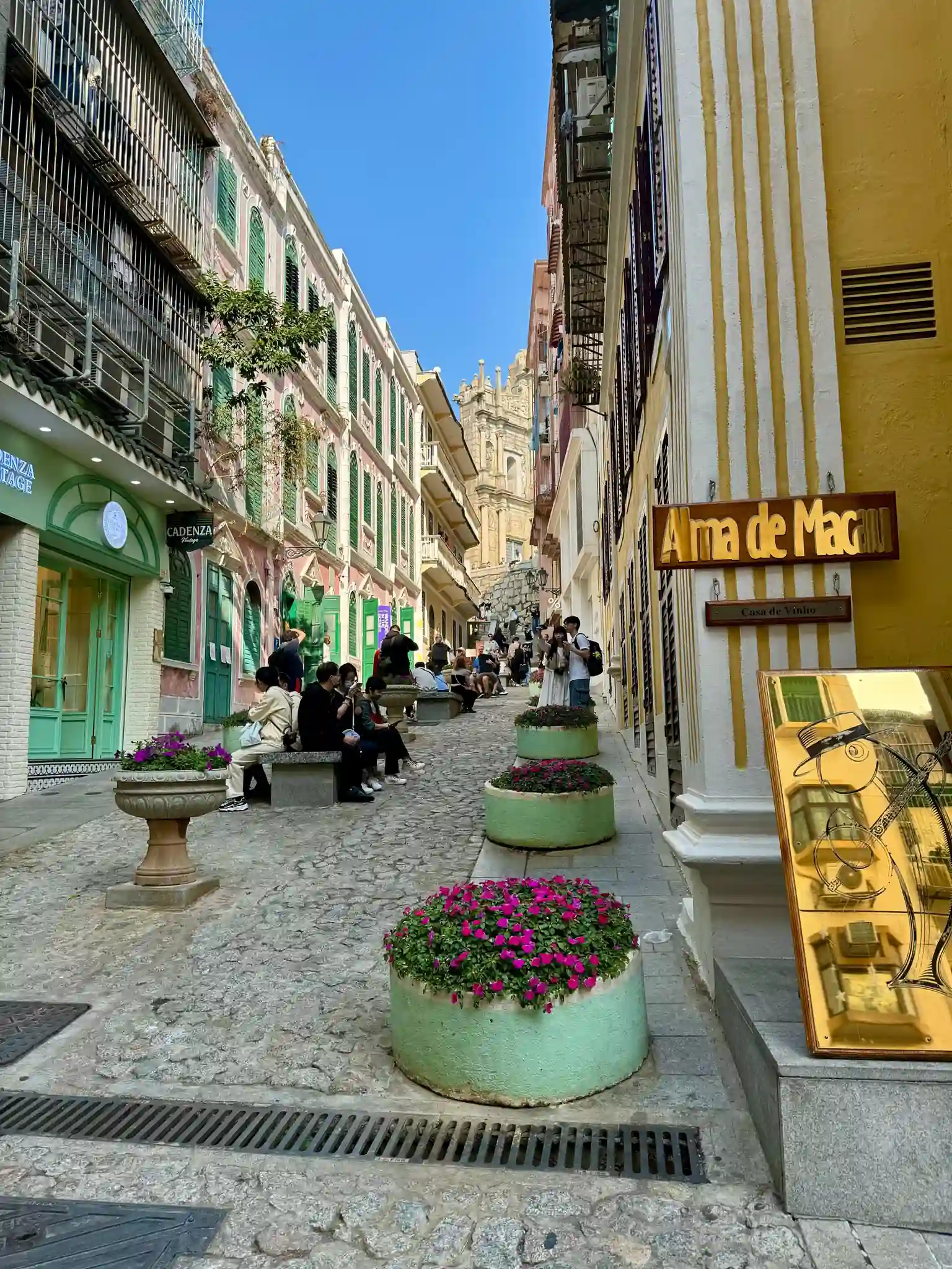 Ruelle pavée architecture portugaise vieux Macao