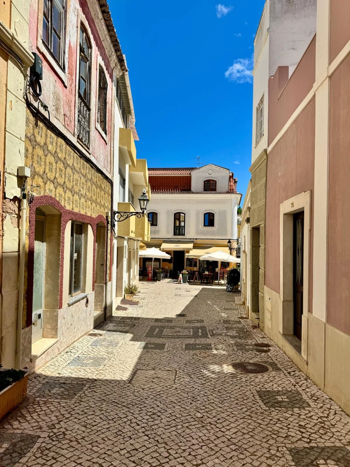 Place pavée maisons anciennes terrasses café Silves Algarve Portugal