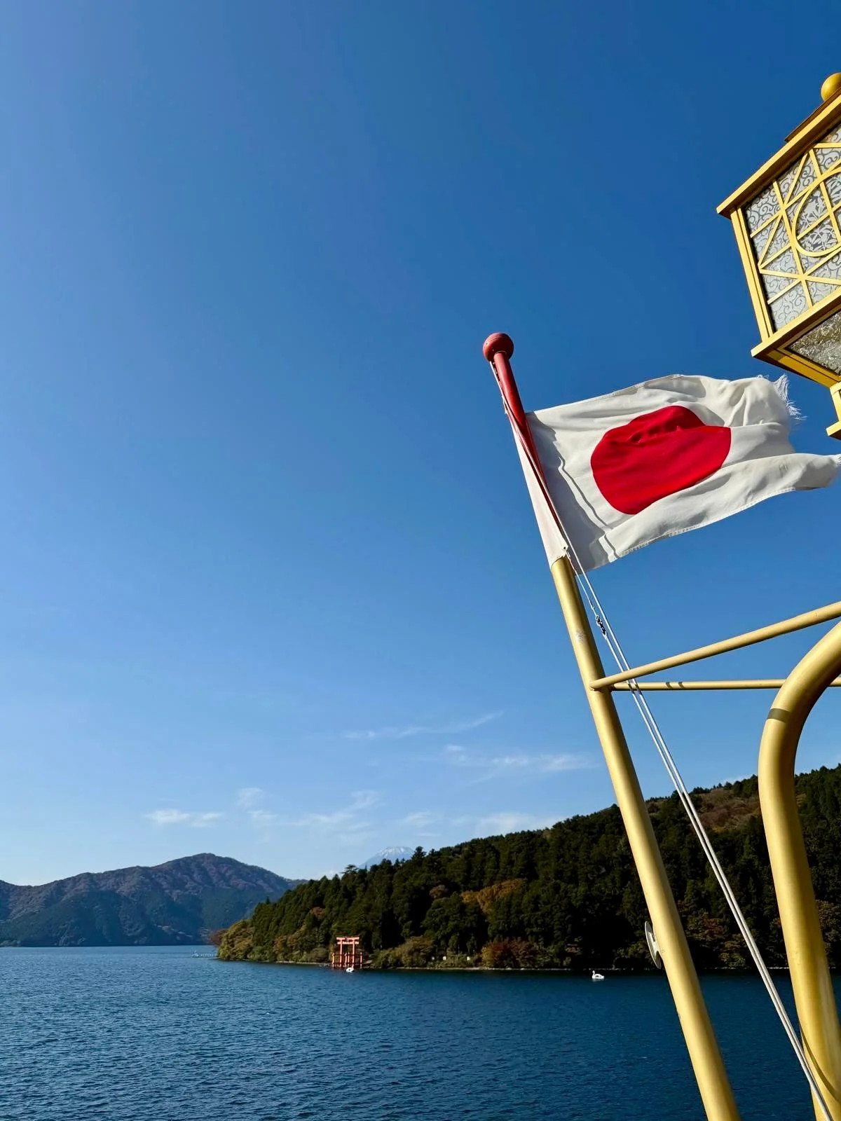 Croisière lac Ashi drapeau japonais torii Hakone Japon