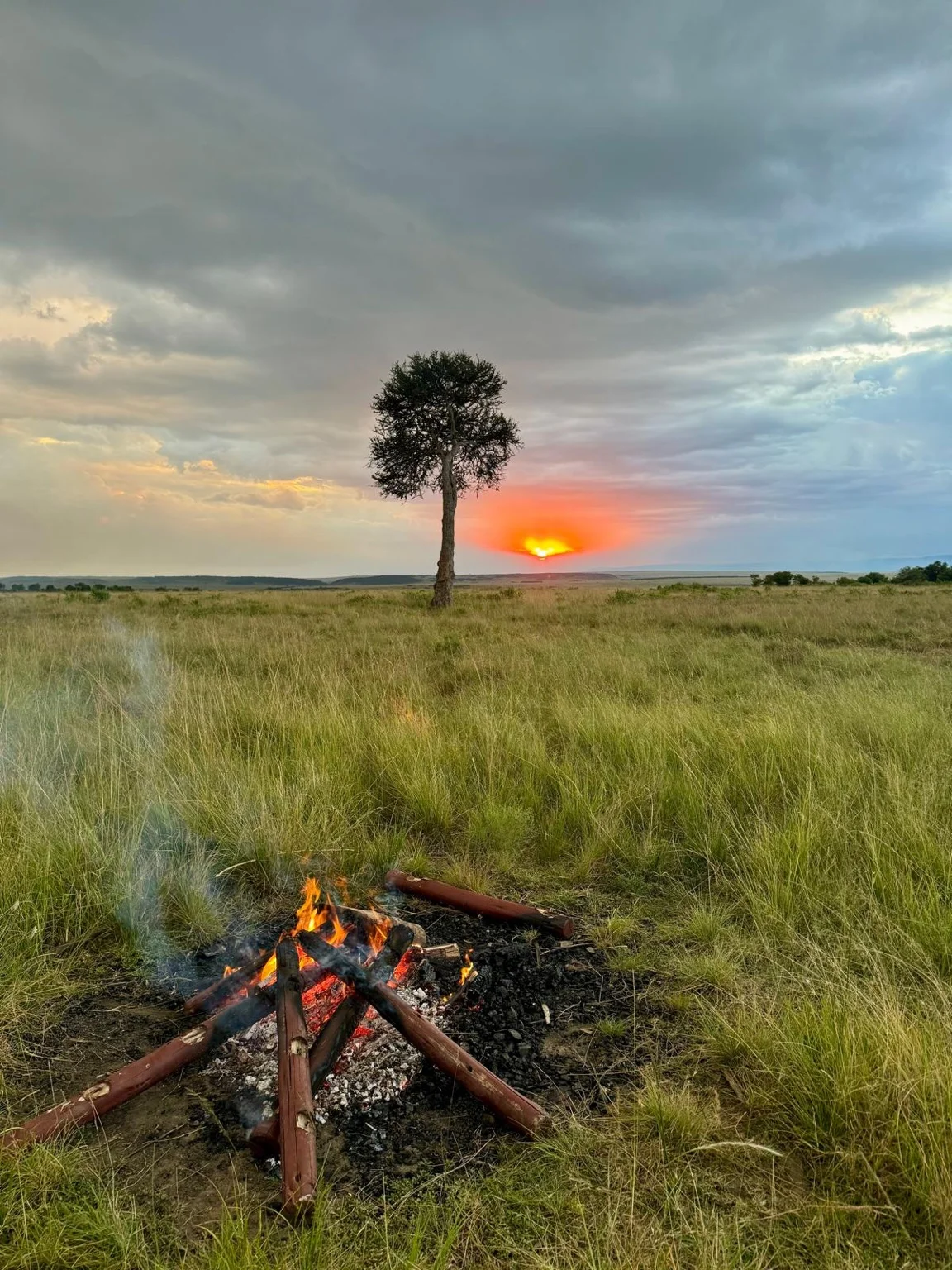 Feu camp savane coucher soleil Kenya Afrique