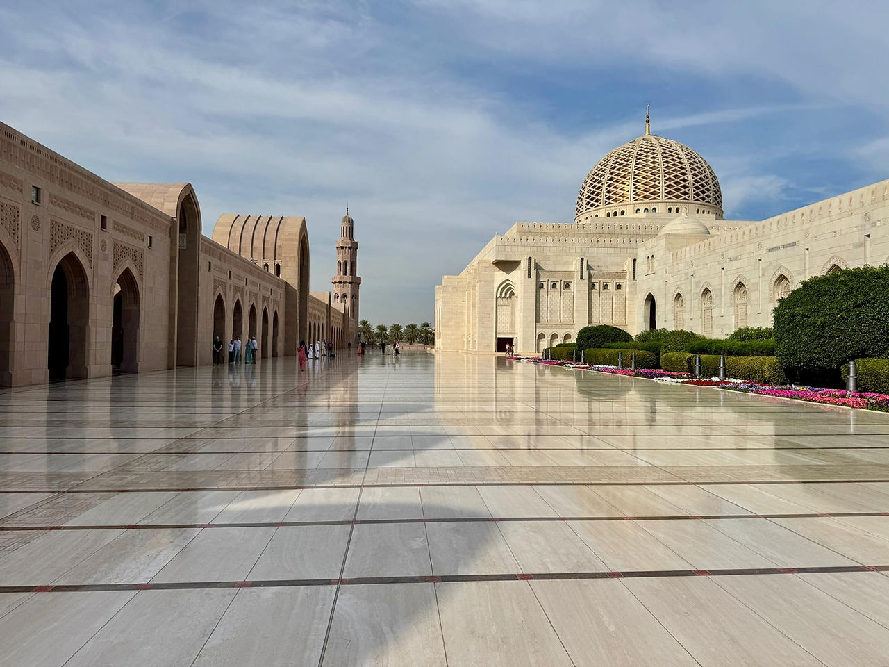 Grande Mosquée Sultan Qaboos cour colonnes Muscat Oman