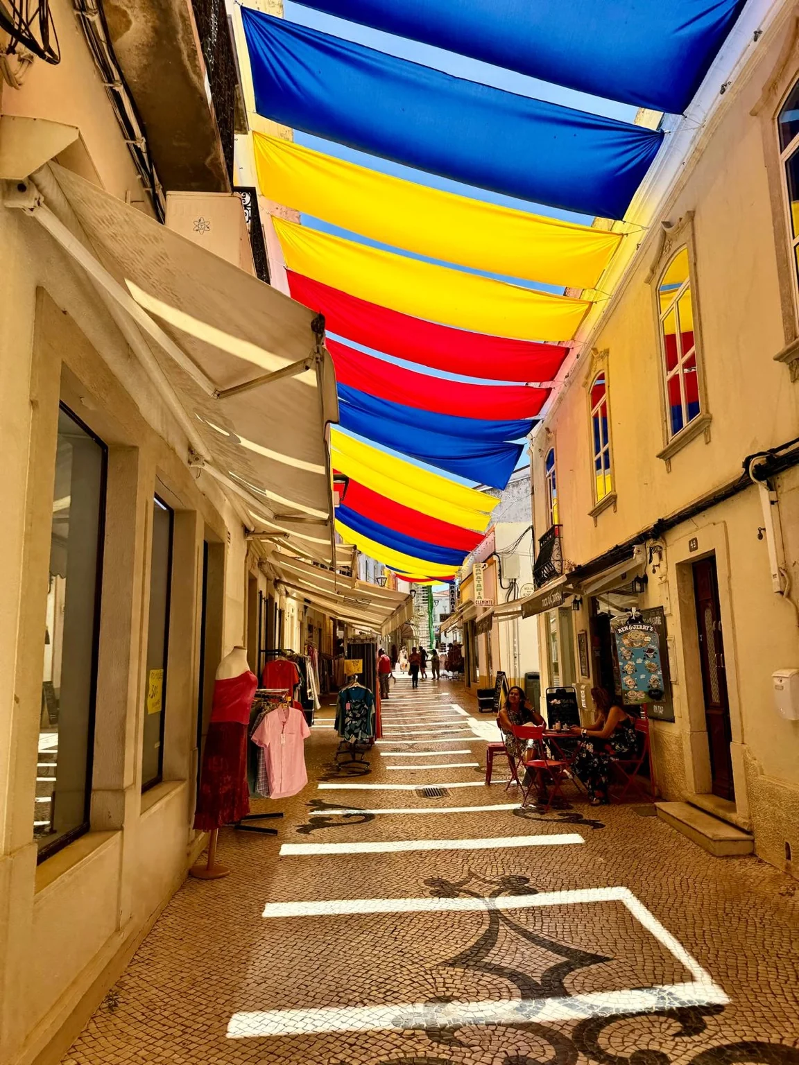Ruelle commerçante voiles colorées suspendues Loulé Algarve Portugal