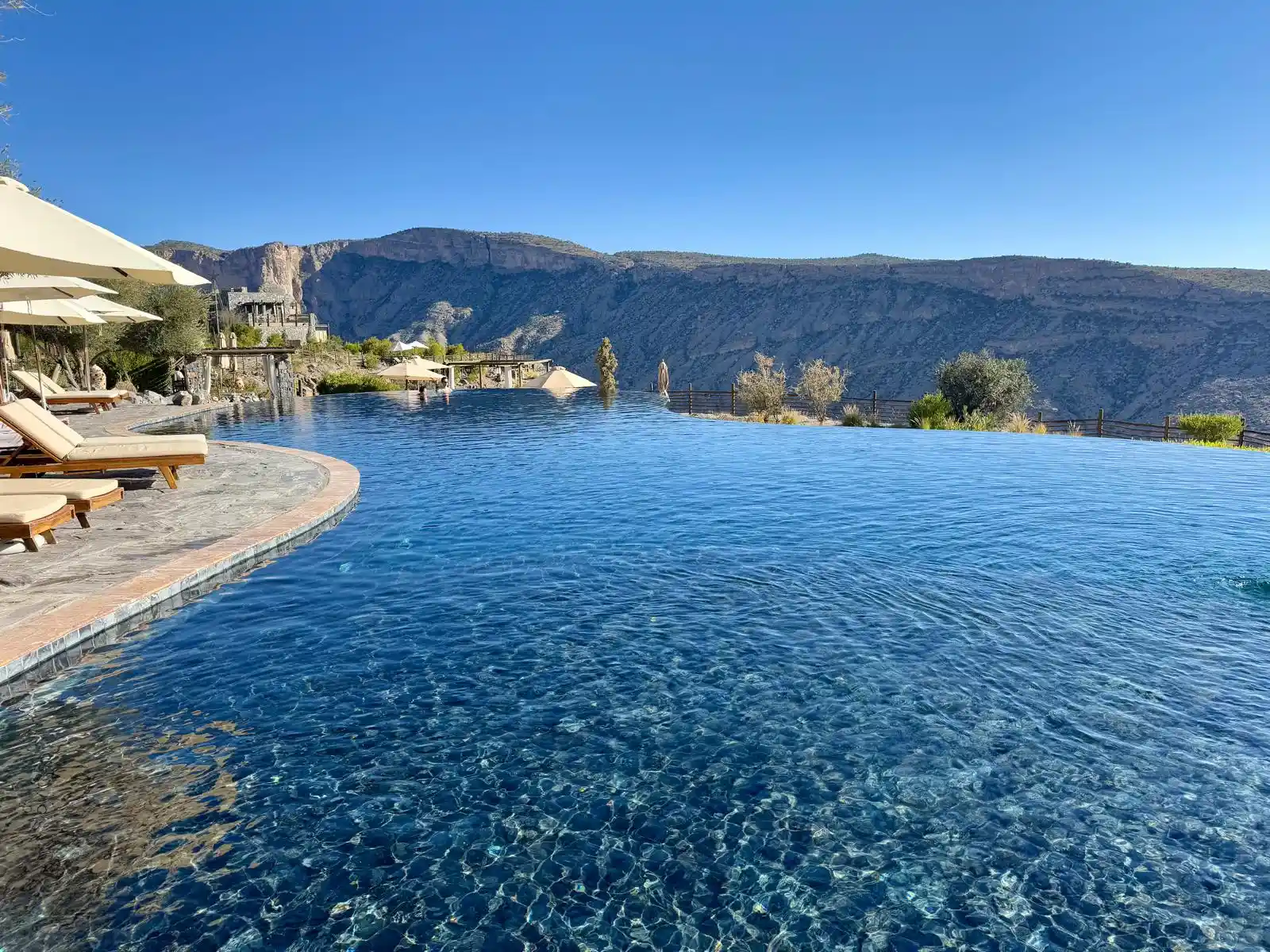 Piscine débordement canyon escarpé Alila Jabal Akhdar Oman