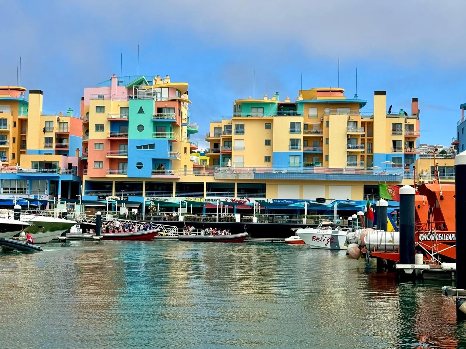 Marina Albufeira bâtiments colorés bateaux amarrés Algarve Portugal