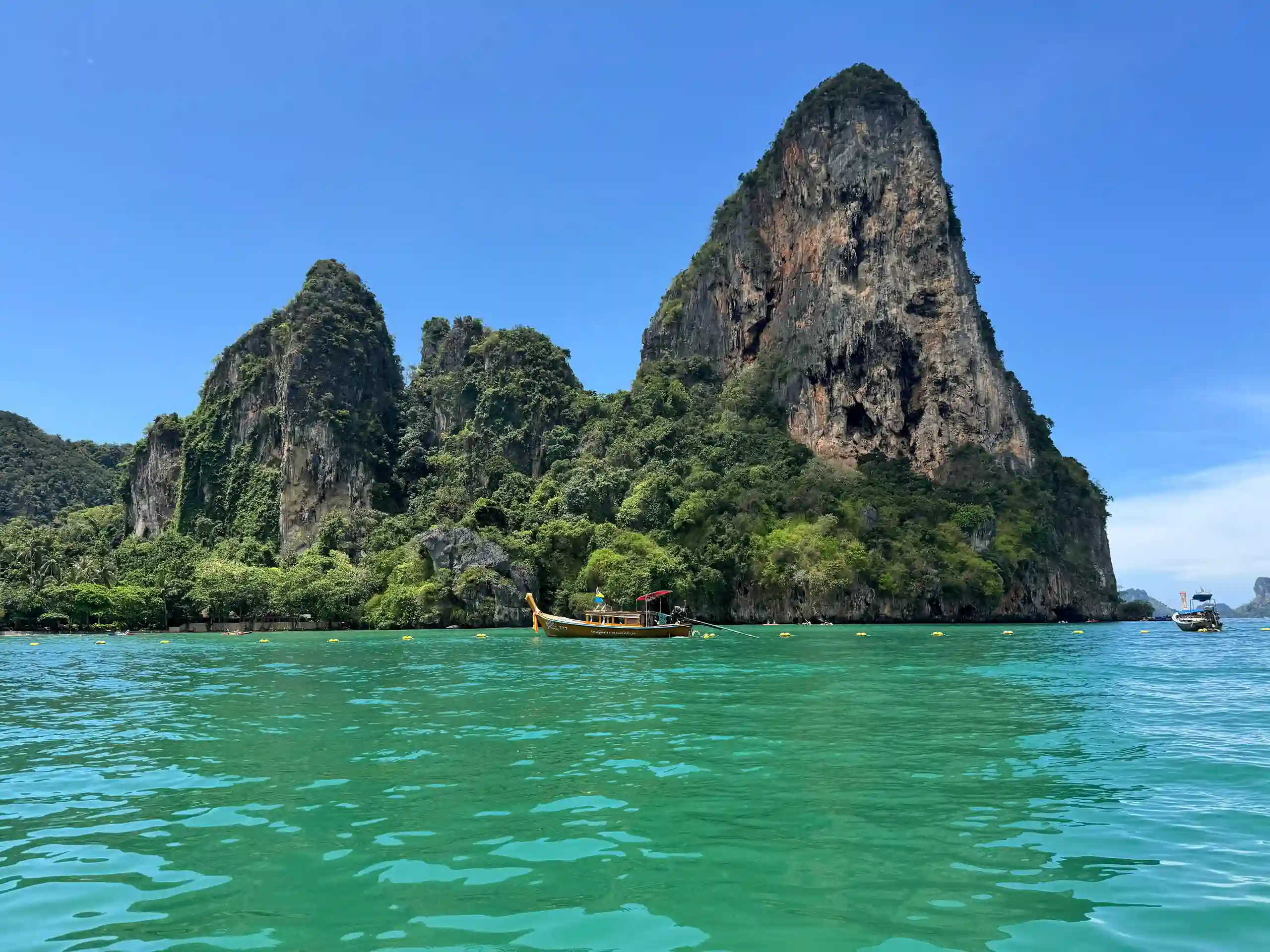 Falaises karstiques mer turquoise Krabi Thaïlande